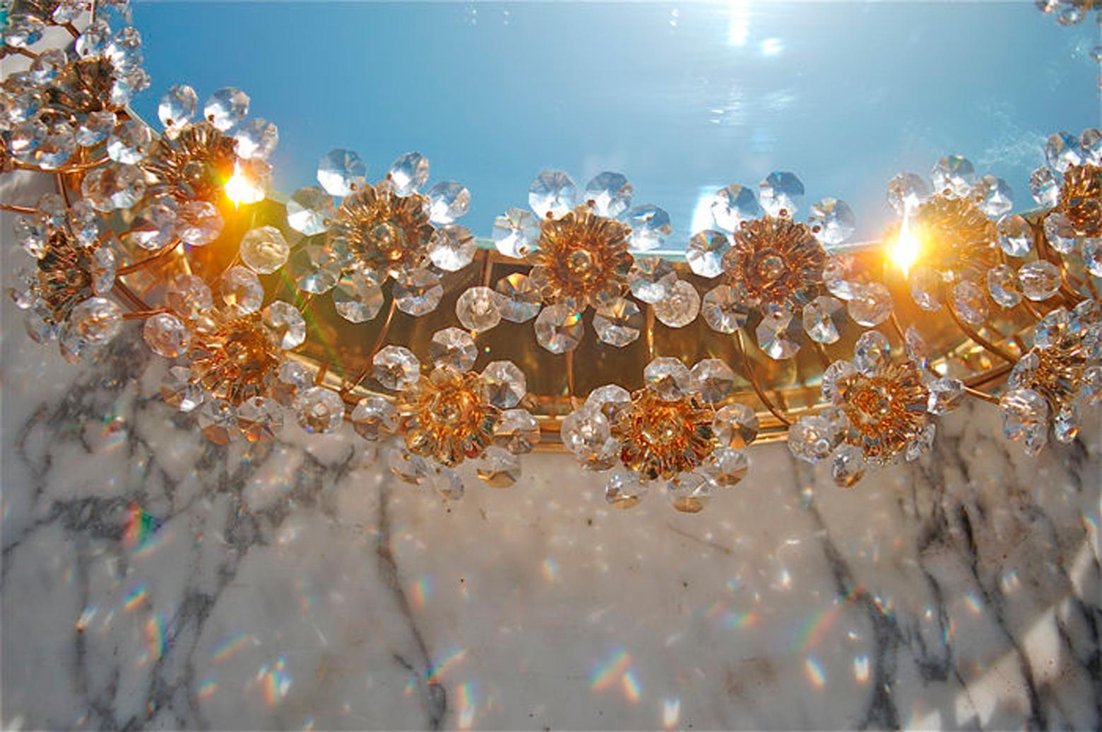Paar ovale Palwa-Spiegel mit Rückenleuchte aus Messing und Kristallblumen aus Guilt im Angebot 1