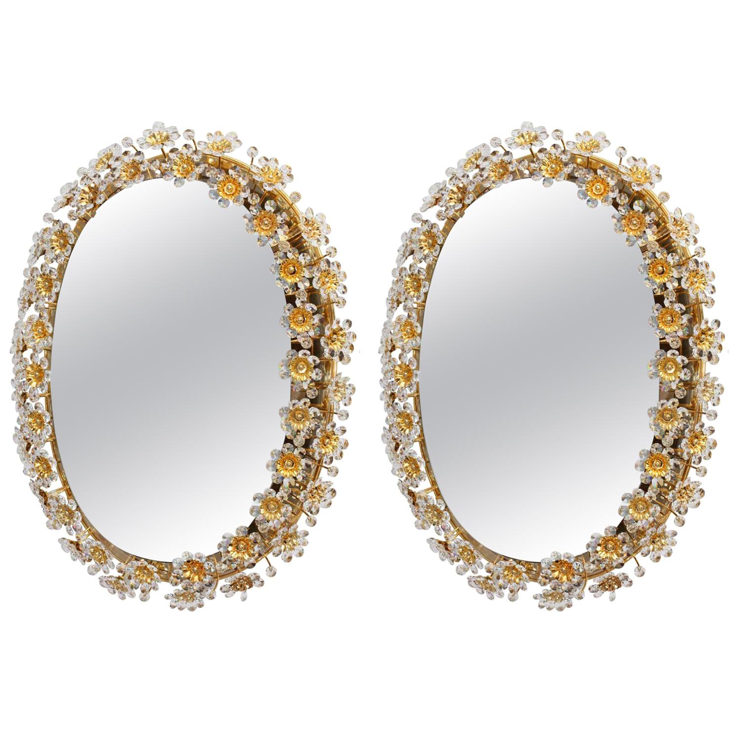 Paar ovale Palwa-Spiegel mit Rückenleuchte aus Messing und Kristallblumen aus Guilt im Angebot
