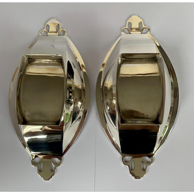 Pair of Oval Pierced Art Deco Sterling Silver Bowls in good vintage condition, these are beautiful examples of Art Deco design.
They would look lovely filled with sweets, nuts or just as they are. 
Hallmarked: Made by Mappin & Webb Ltd in Oxford