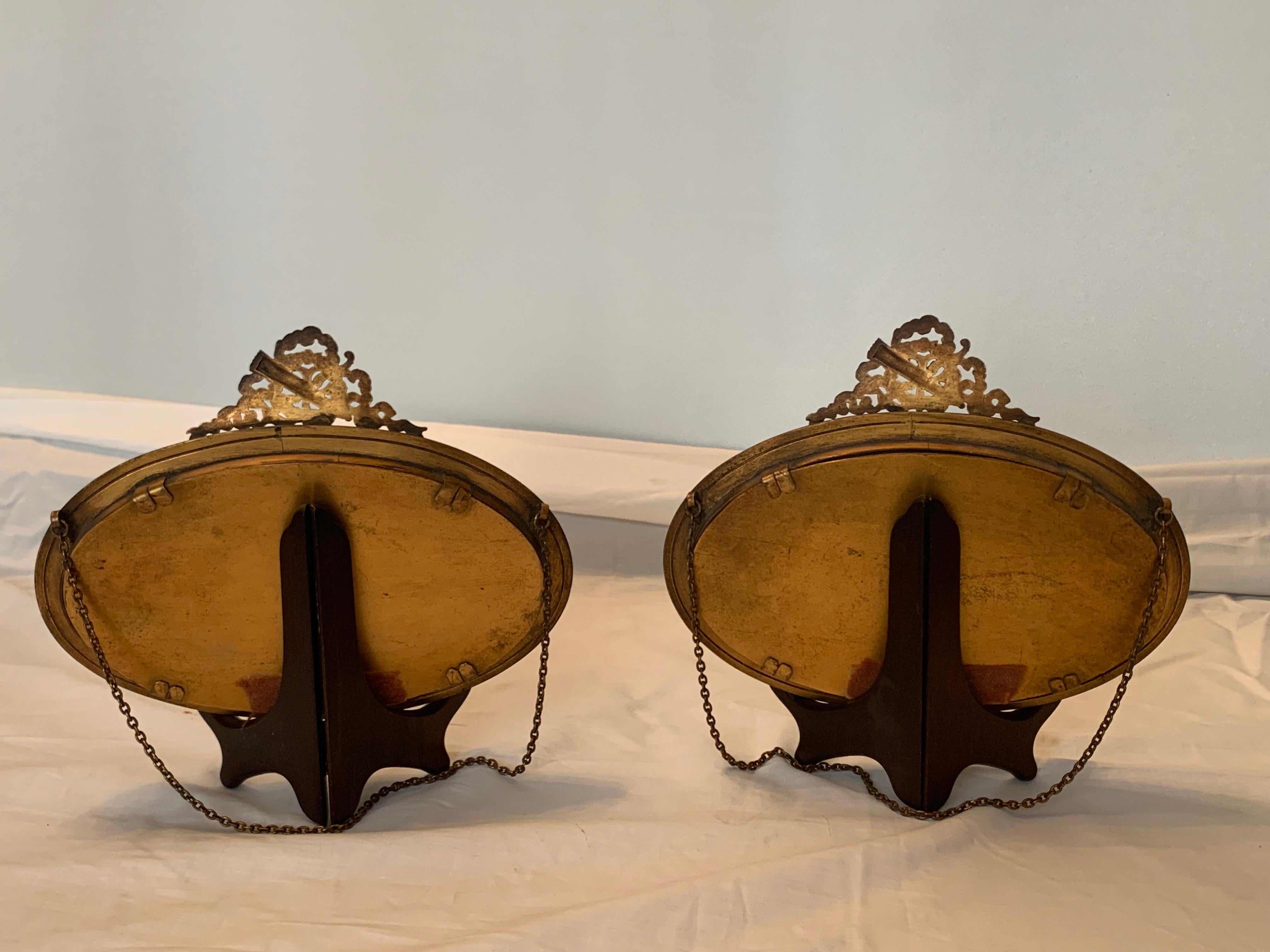 Ein Paar ovale Porzellanplaketten (Französisch) im Angebot