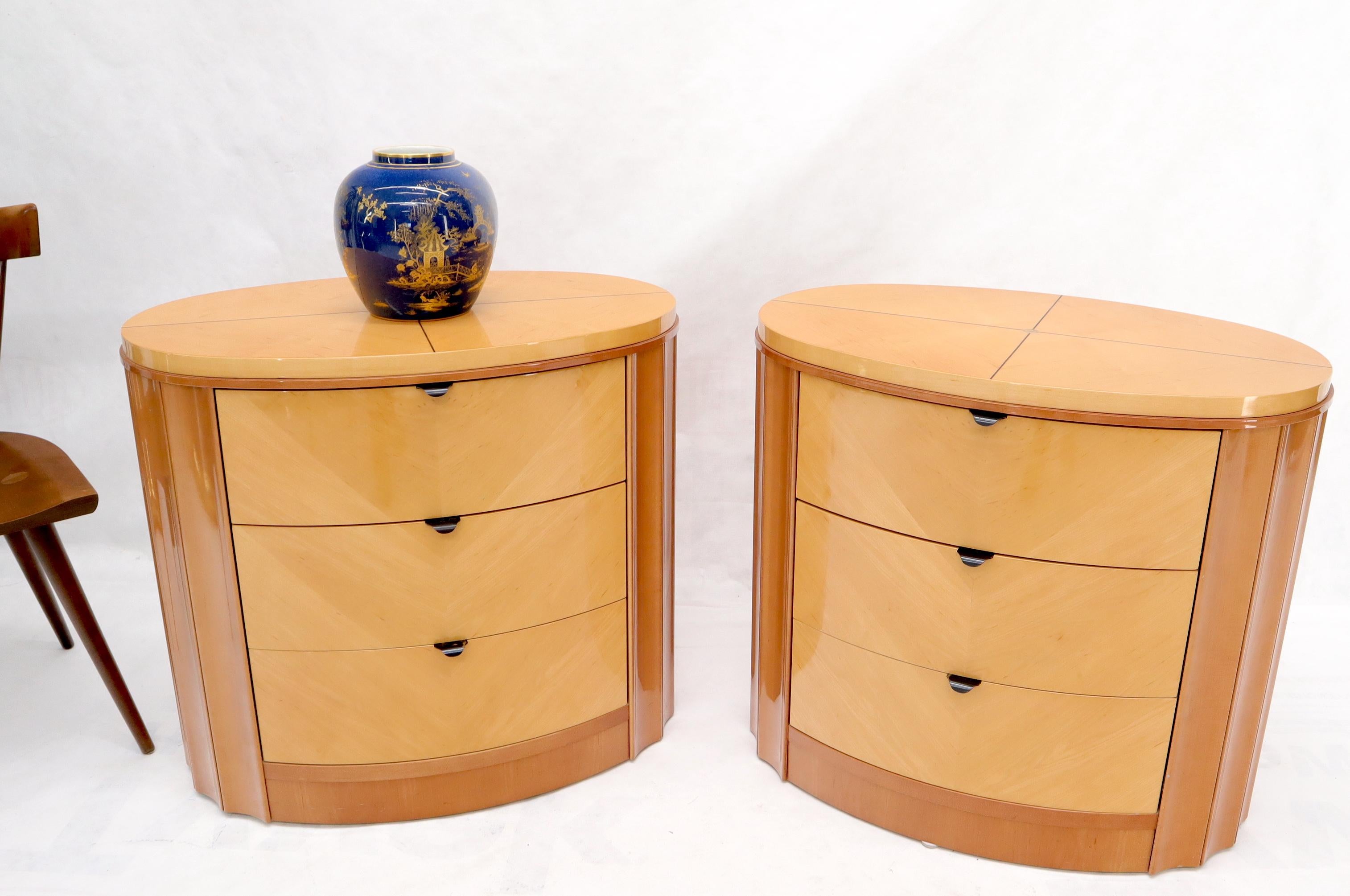 20th Century Pair of Oval Shape Scallop Sides Inlaid Top 3-Drawer Nightstands End Tables
