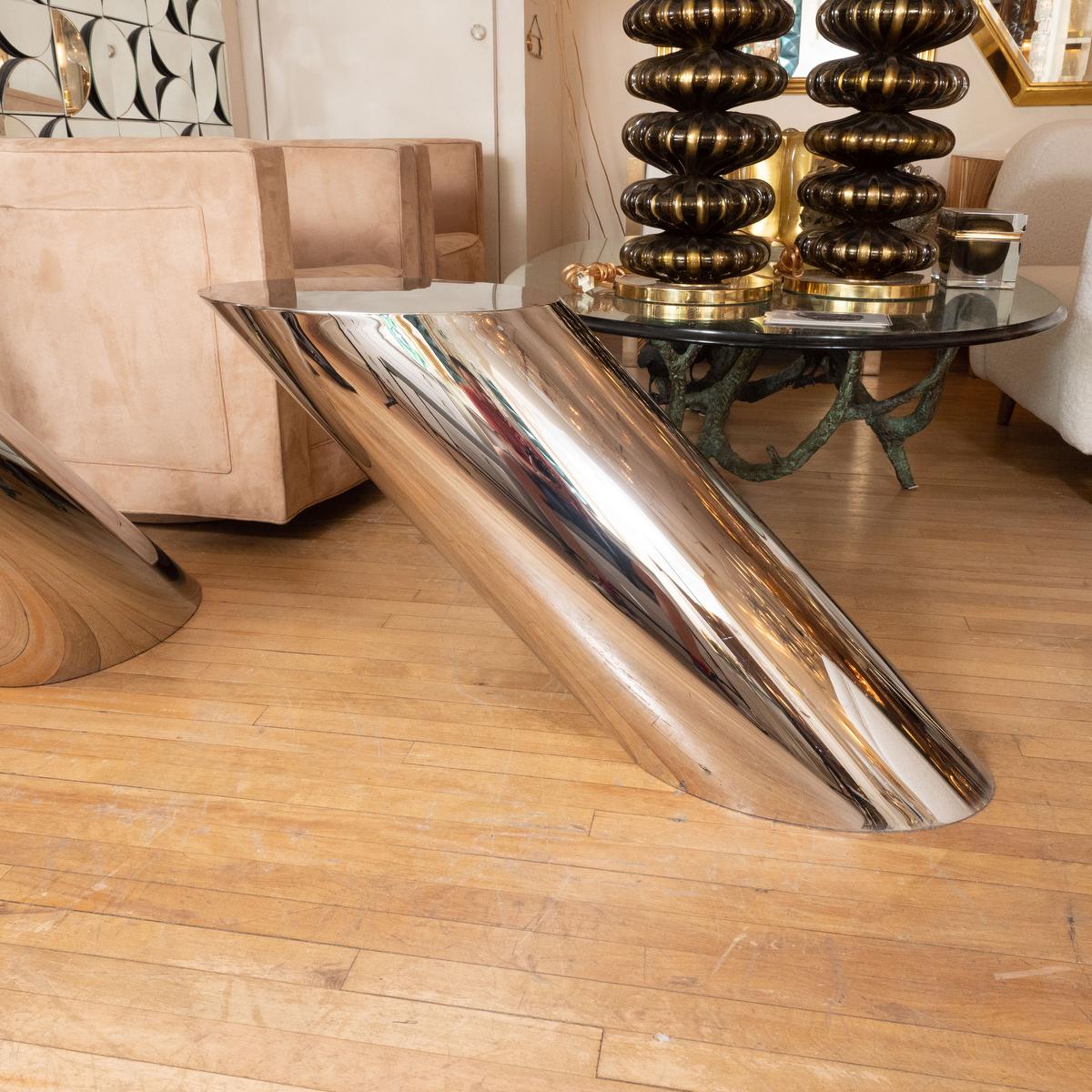 Paire de tables ovales en acier inoxydable en porte-à-faux par Brueton. 