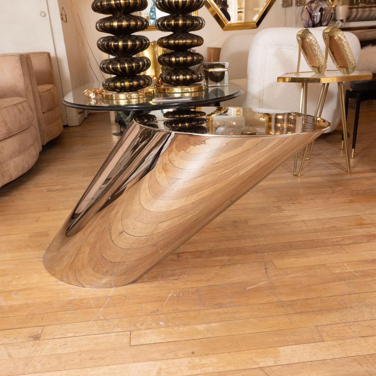 Américain Paire de tables ovales en acier inoxydable en porte-à-faux en vente
