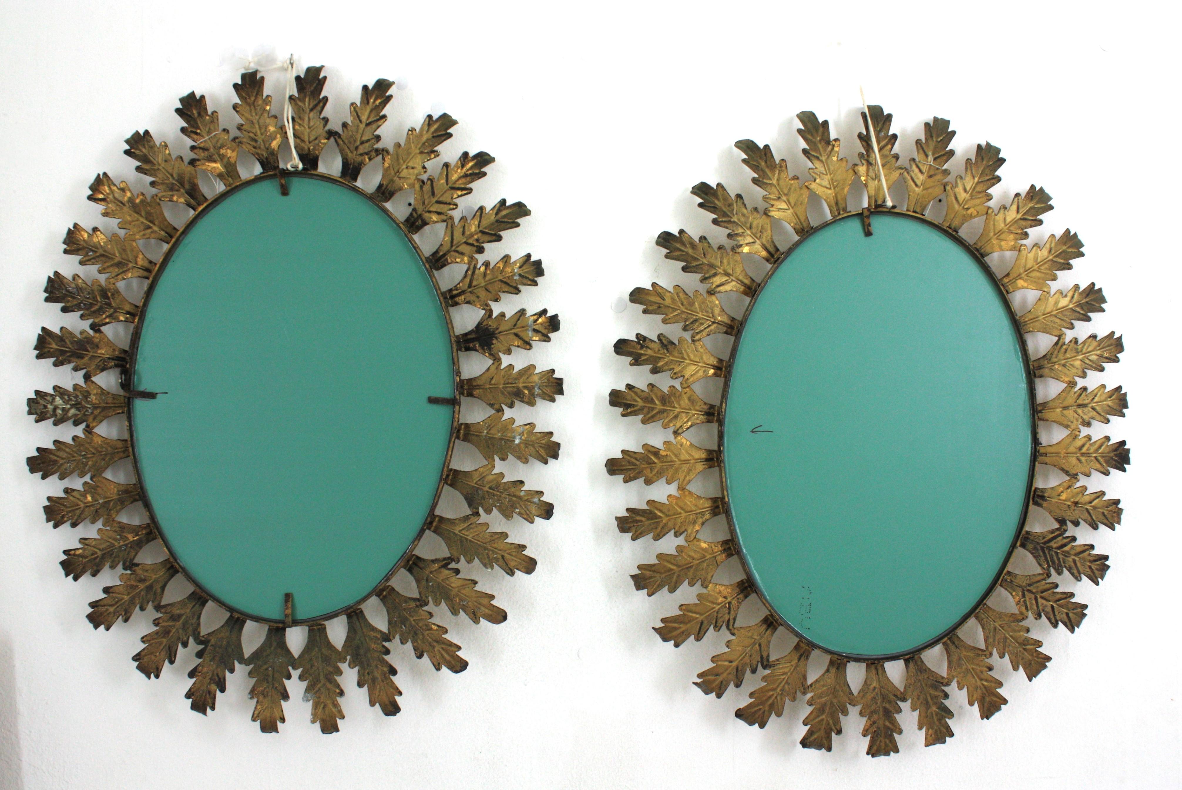 Pareja de Espejos Ovalados Sunburst en Hierro Dorado con Marco de Hojas, España Años 50 en venta 6