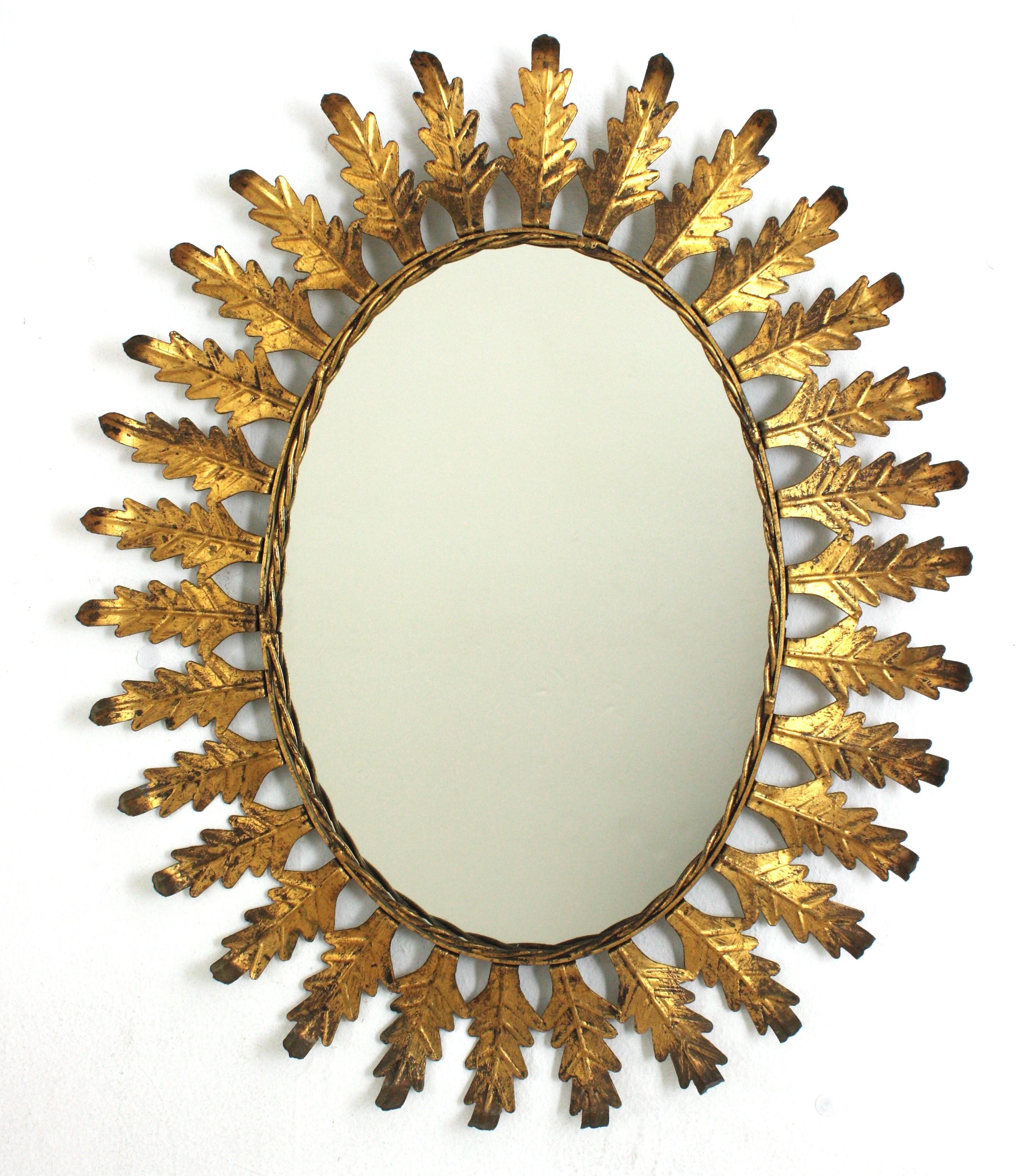 Pareja de Espejos Ovalados Sunburst en Hierro Dorado con Marco de Hojas, España Años 50 en venta 1