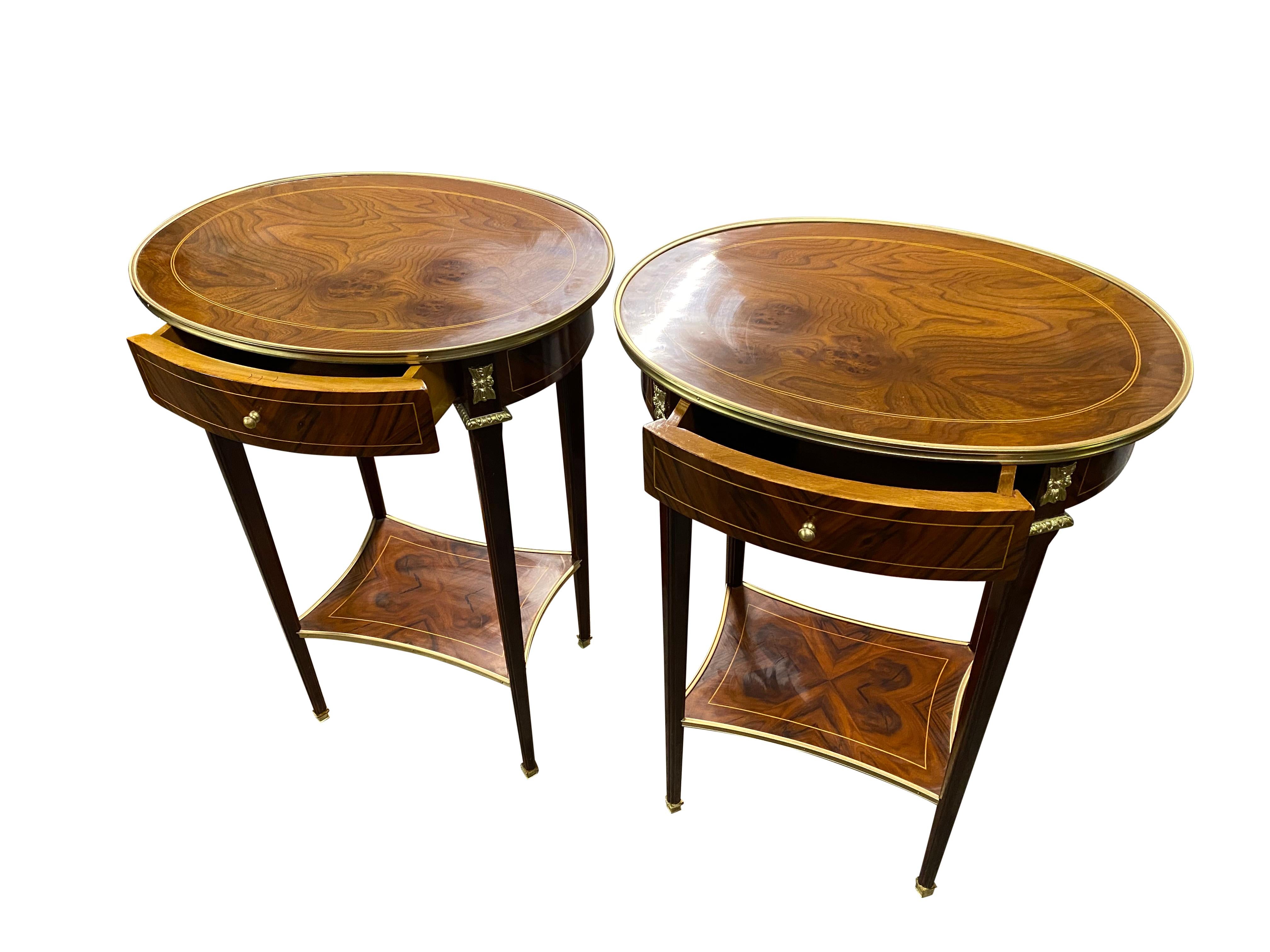 Paire de tables d'appoint de style Régence anglaise du 20ème siècle avec plateau ovale en vente 4