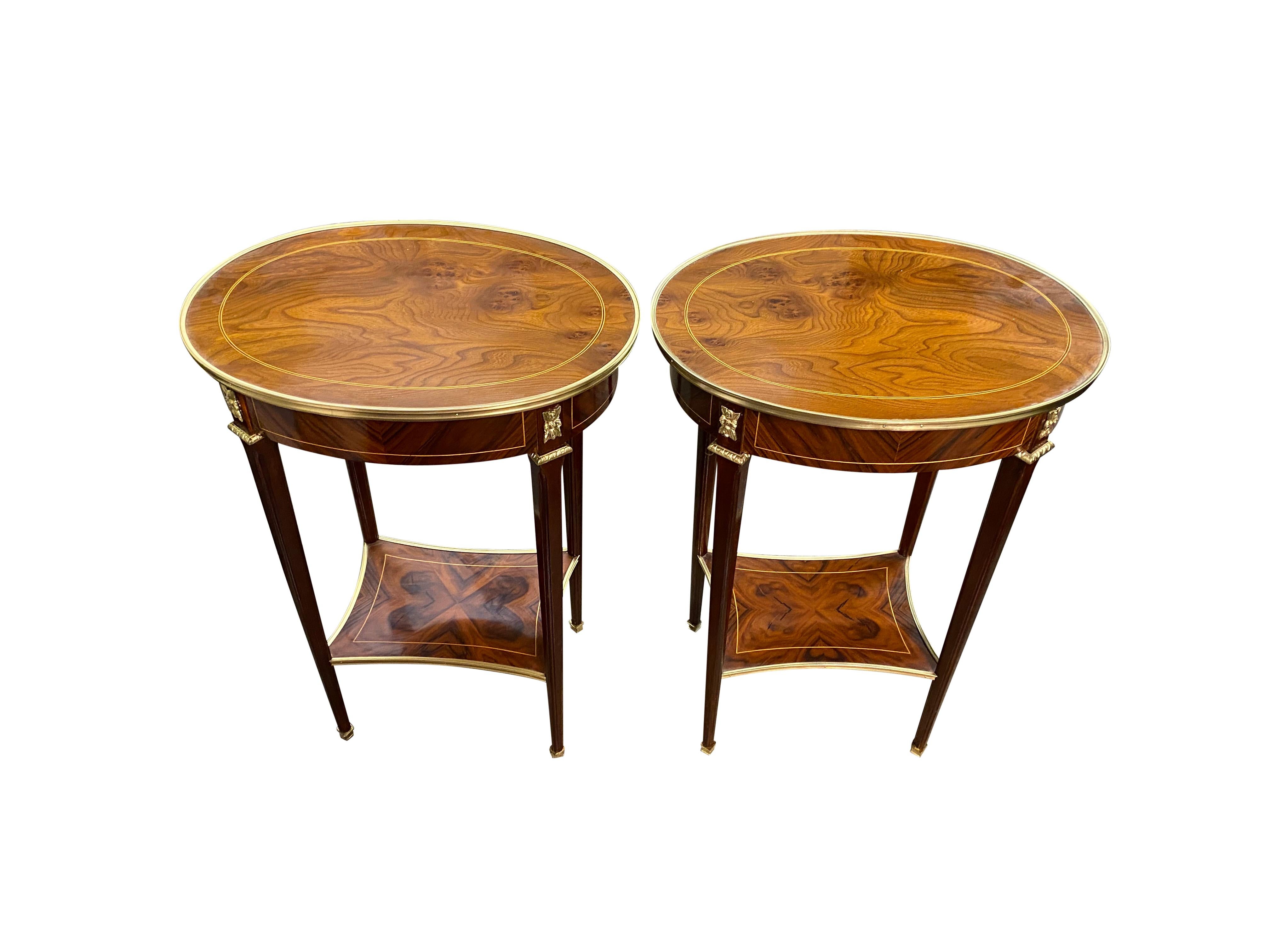 Paire de tables d'appoint de style Régence anglaise du 20ème siècle avec plateau ovale en vente 6