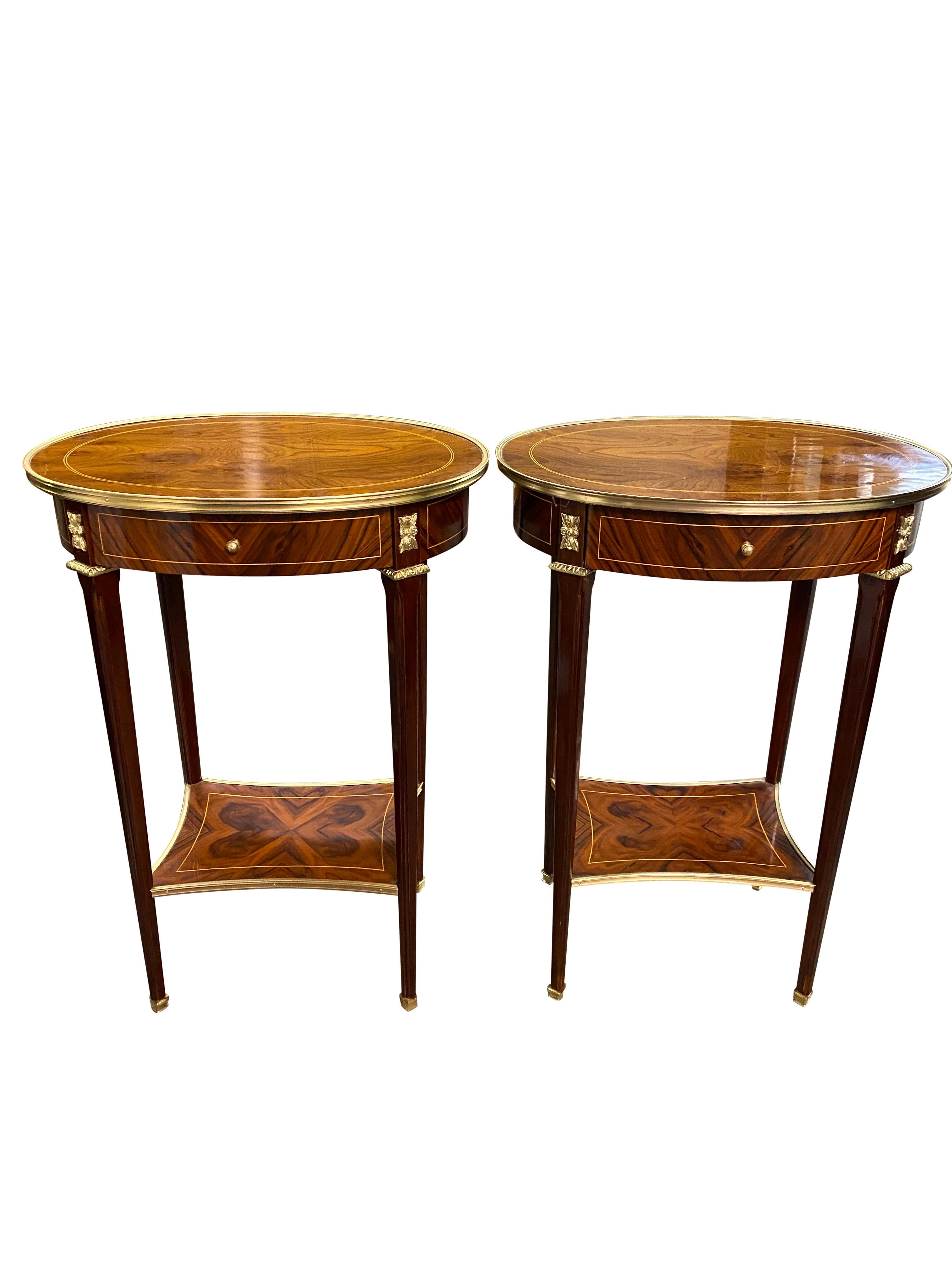 Paire de tables d'appoint de style Régence anglaise du 20ème siècle avec plateau ovale en vente 7