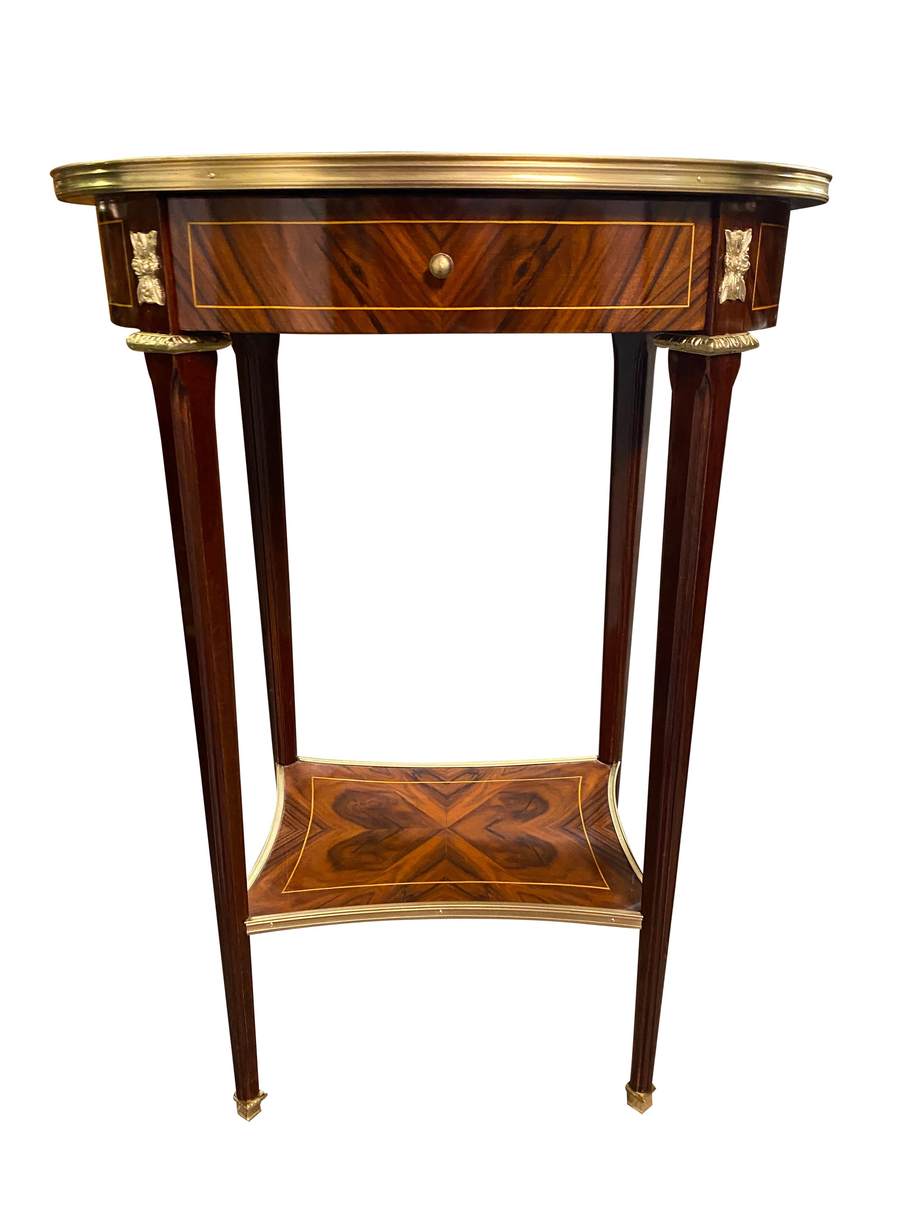 Paire de tables d'appoint de style Régence anglaise du 20ème siècle avec plateau ovale en vente 8