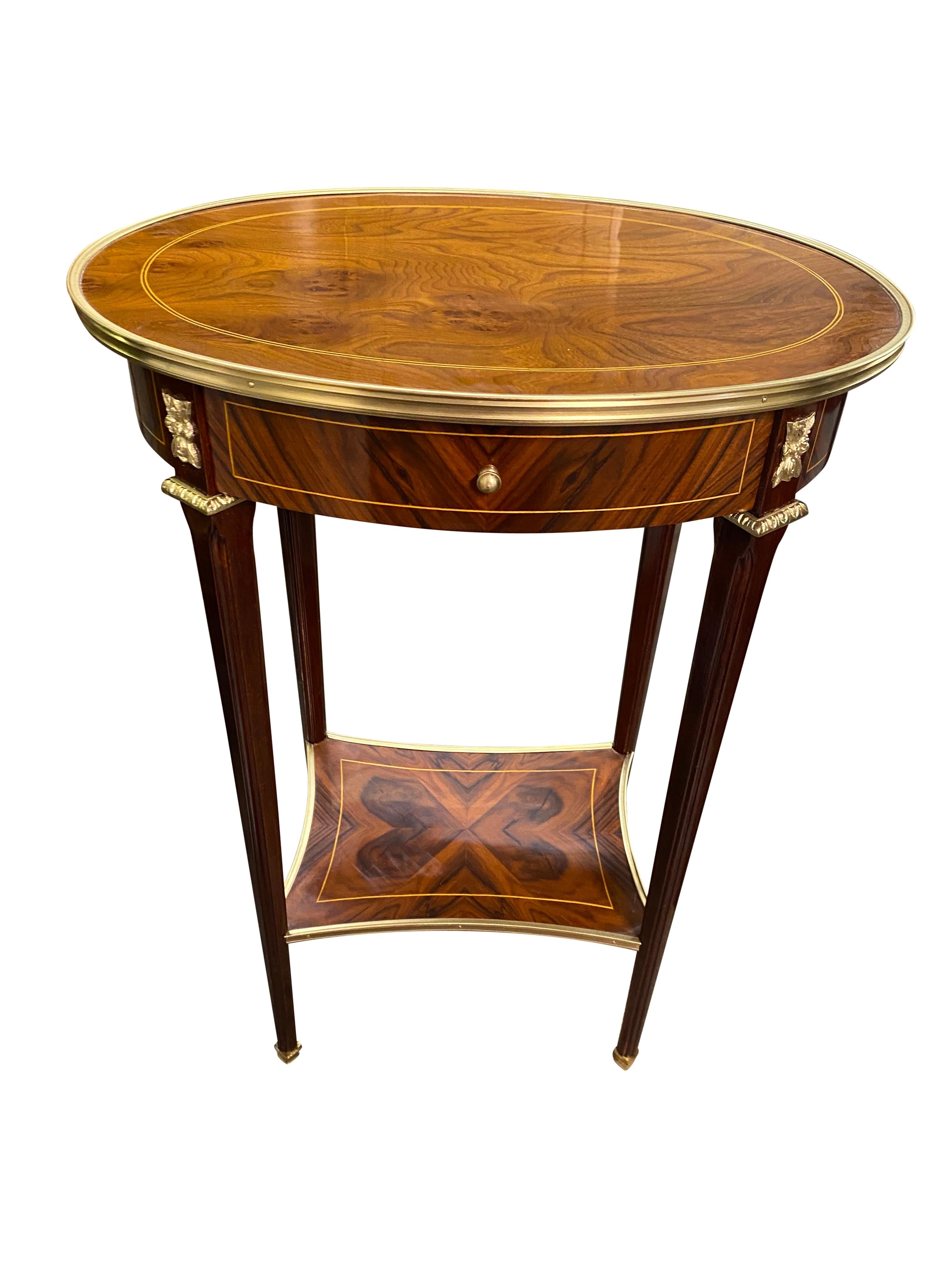 Paire de tables d'appoint de style Régence anglaise du 20ème siècle avec plateau ovale en vente 9