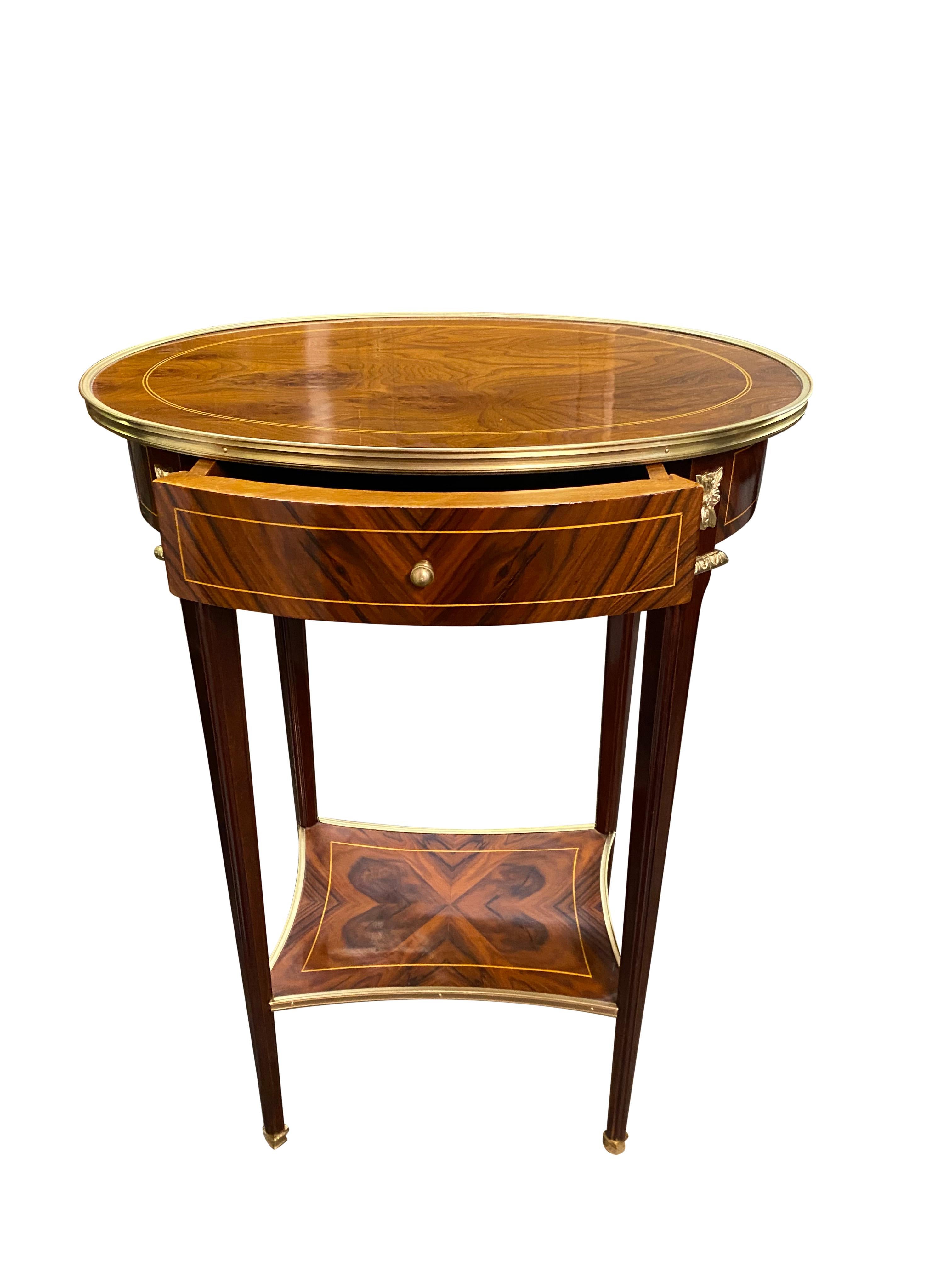 Paire de tables d'appoint de style Régence anglaise du 20ème siècle avec plateau ovale en vente 11