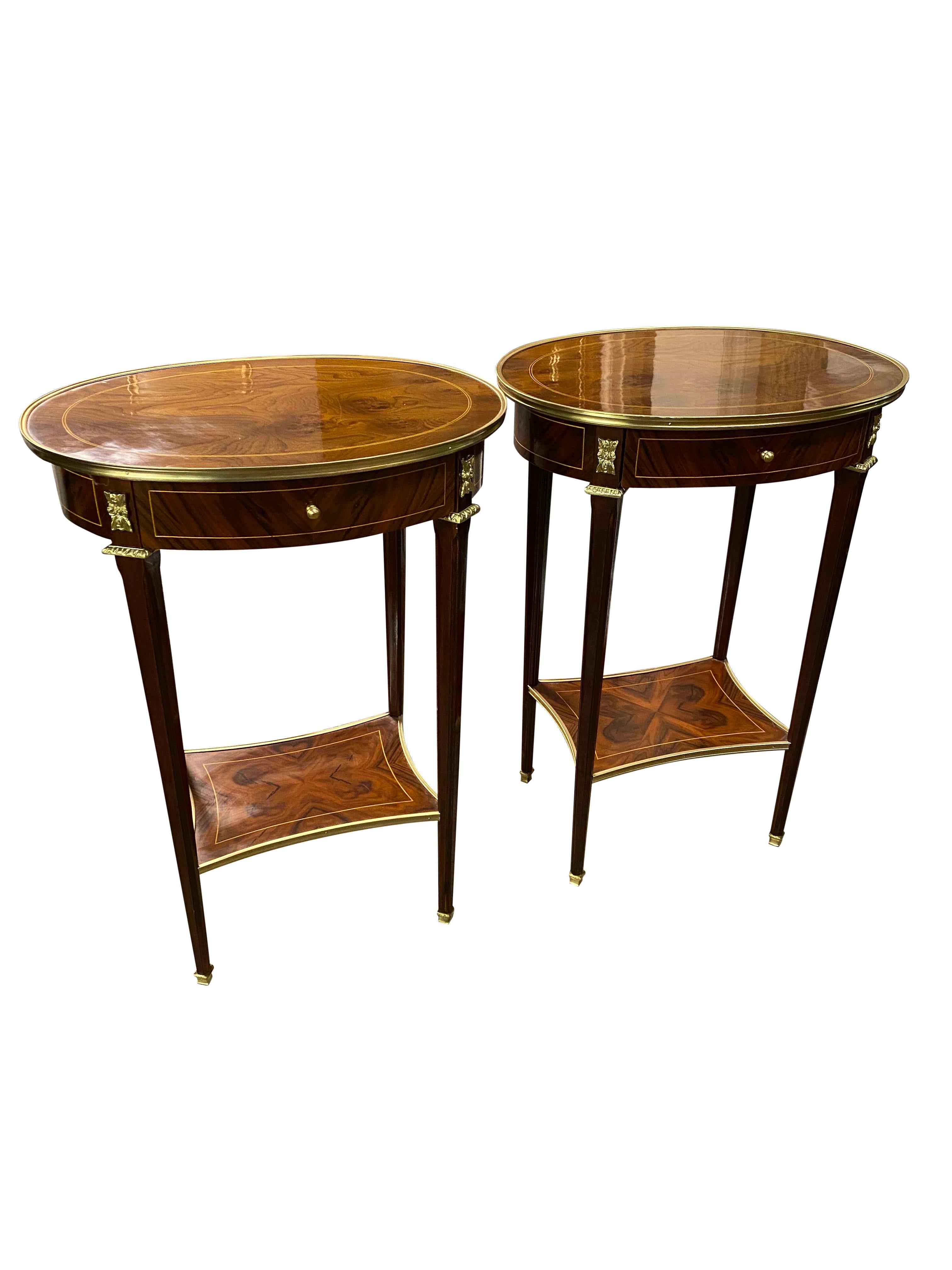 Européen Paire de tables d'appoint de style Régence anglaise du 20ème siècle avec plateau ovale en vente