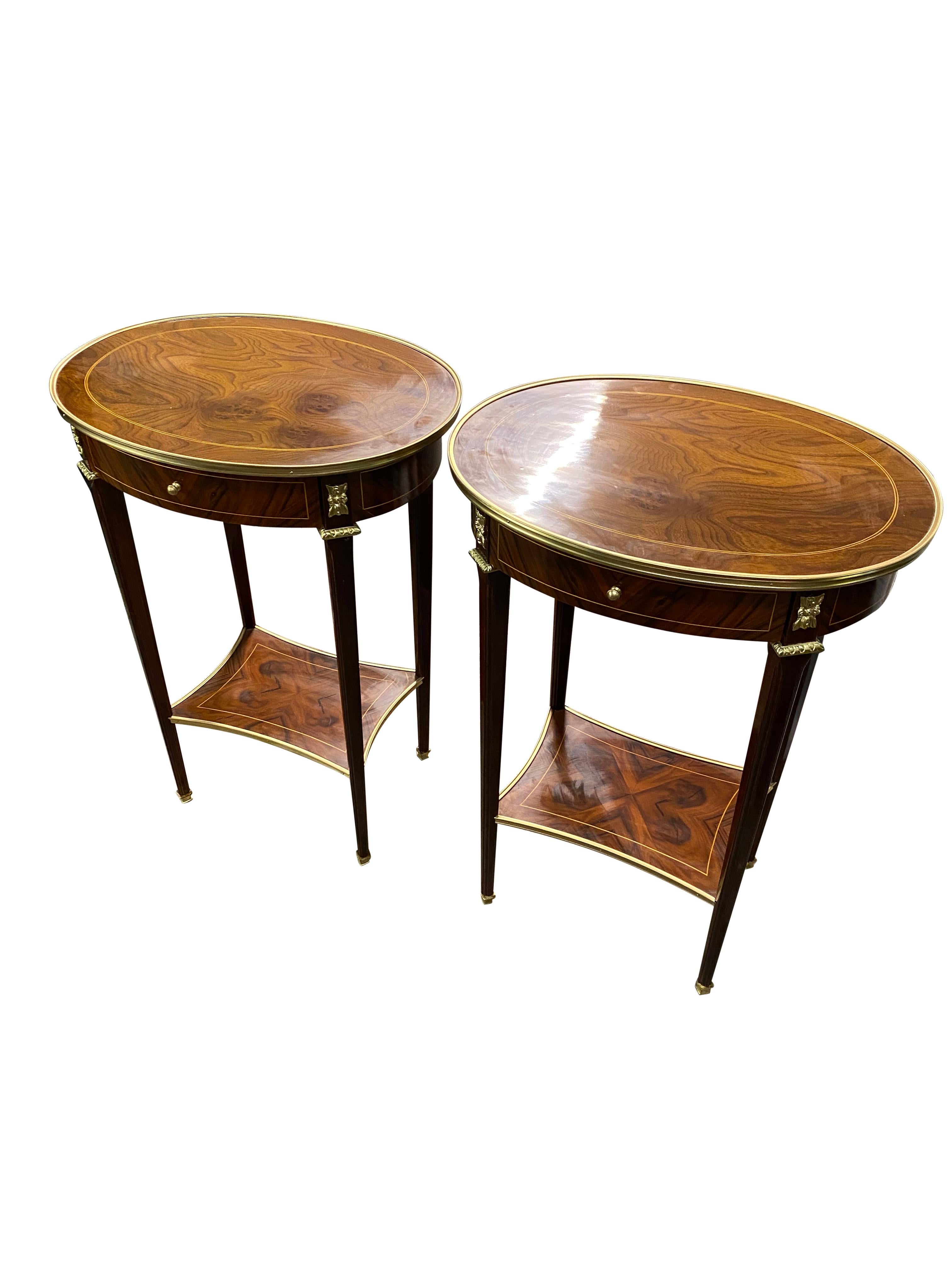 Paire de tables d'appoint de style Régence anglaise du 20ème siècle avec plateau ovale Excellent état - En vente à Southall, GB