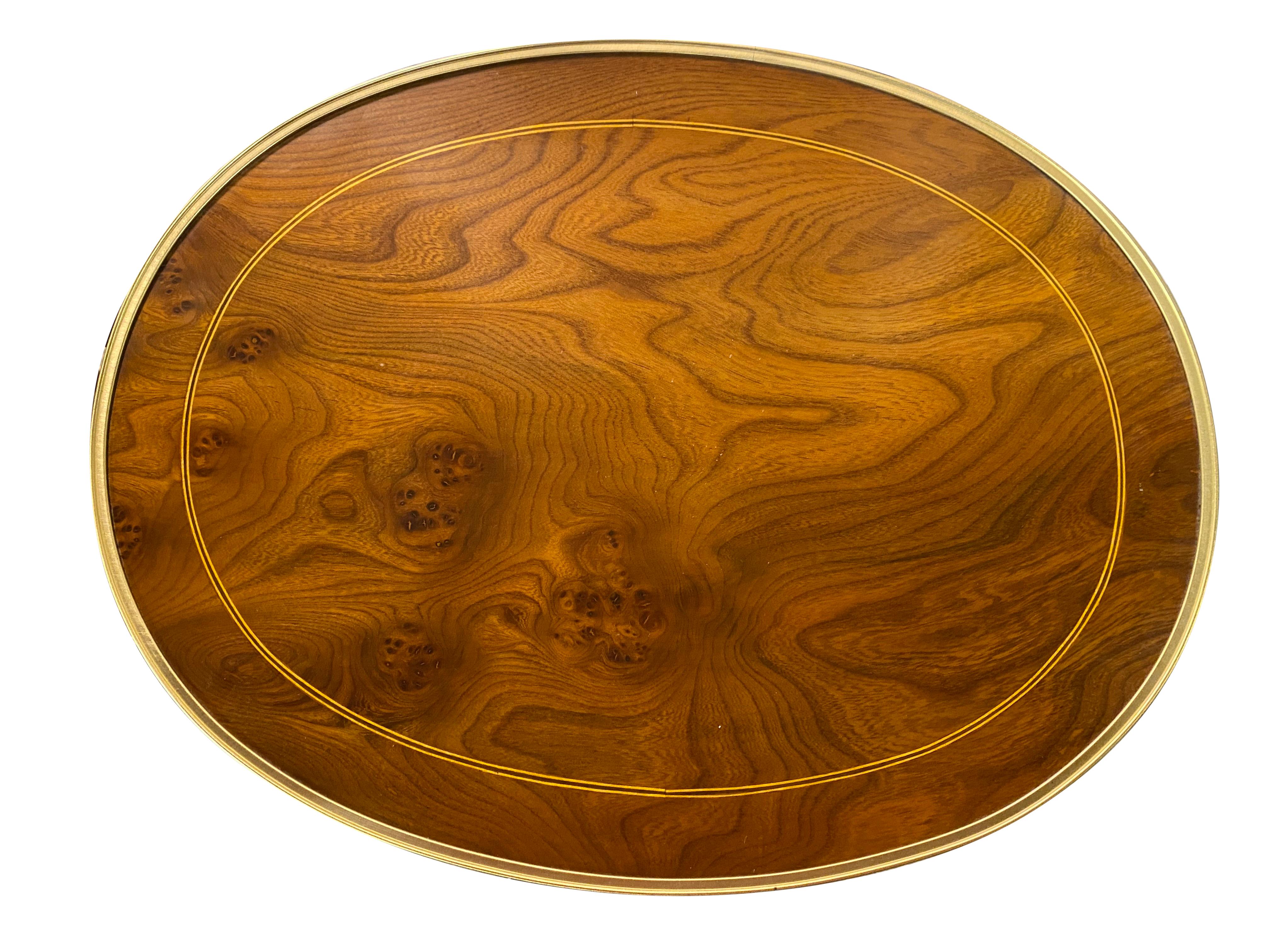 Bois Paire de tables d'appoint de style Régence anglaise du 20ème siècle avec plateau ovale en vente