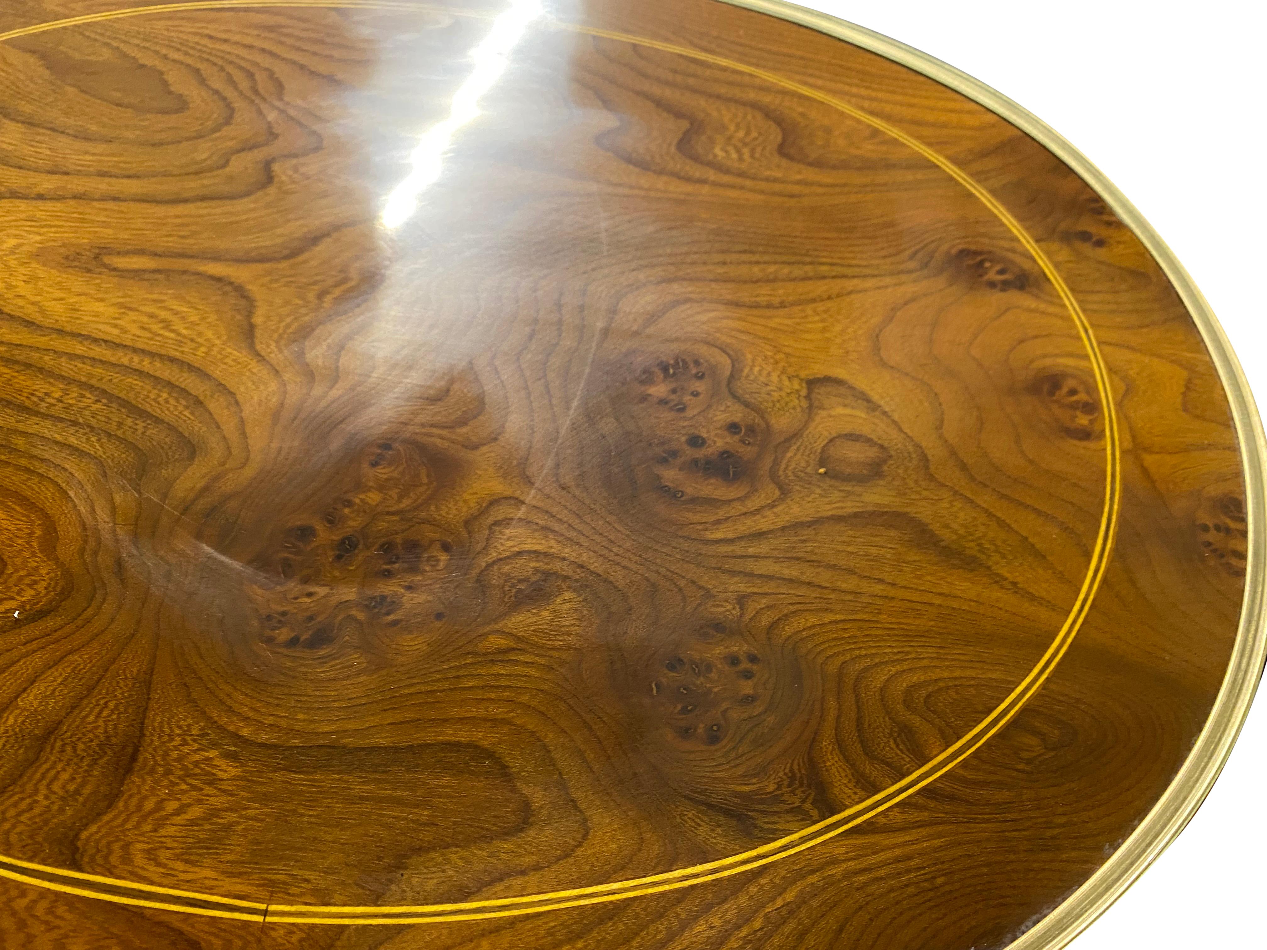 Paire de tables d'appoint de style Régence anglaise du 20ème siècle avec plateau ovale en vente 1