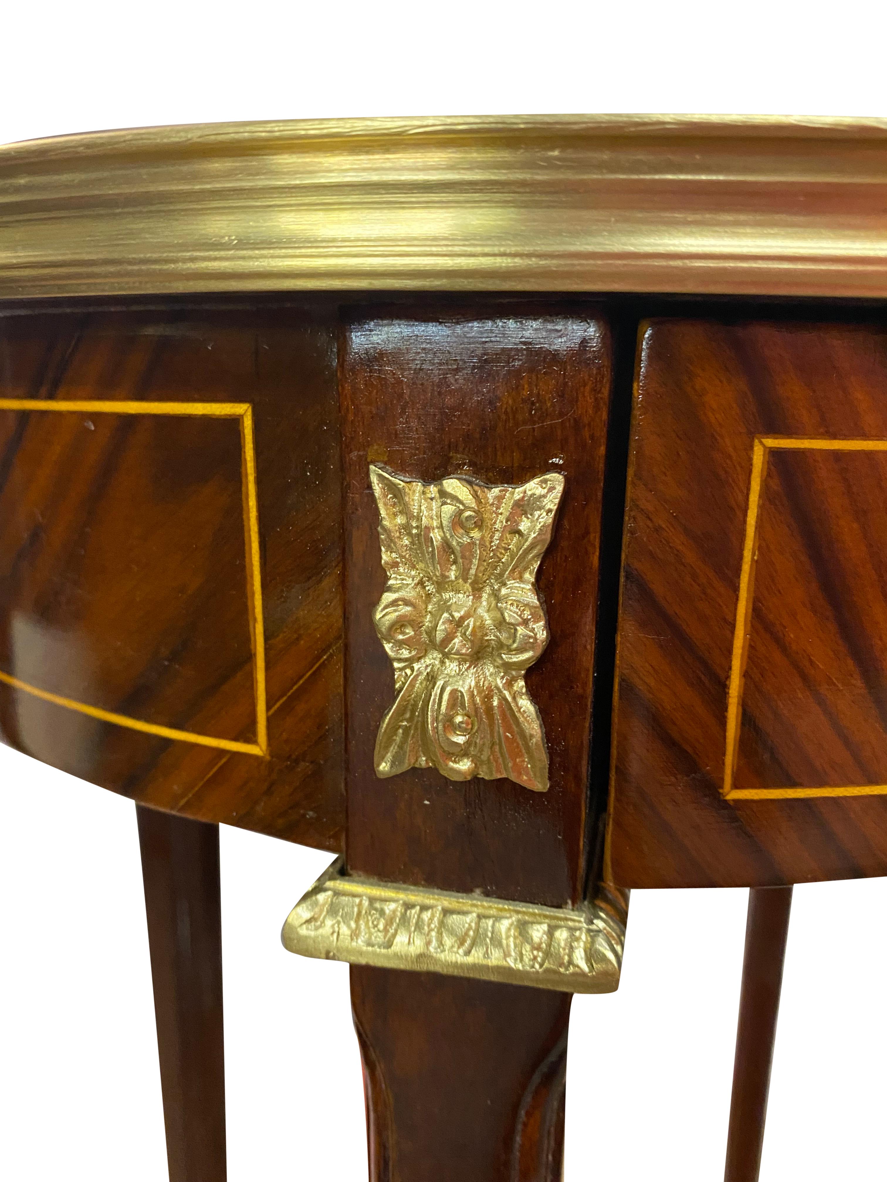 Wood Pair of Oval Top 20th Century English Regency Style Side Tables For Sale