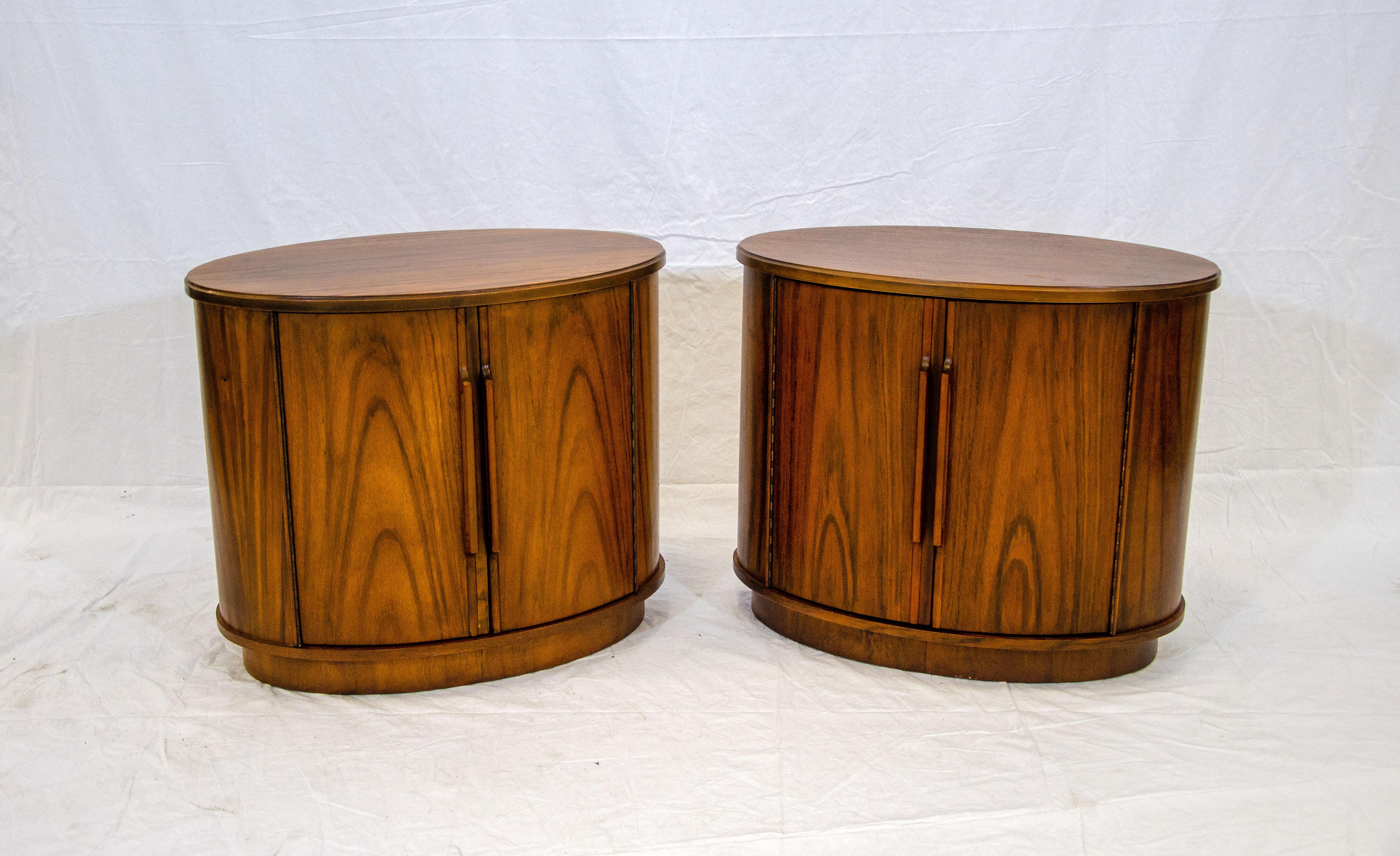 Pair of Oval Walnut Nightstands / End Tables, Heritage In Good Condition In Crockett, CA