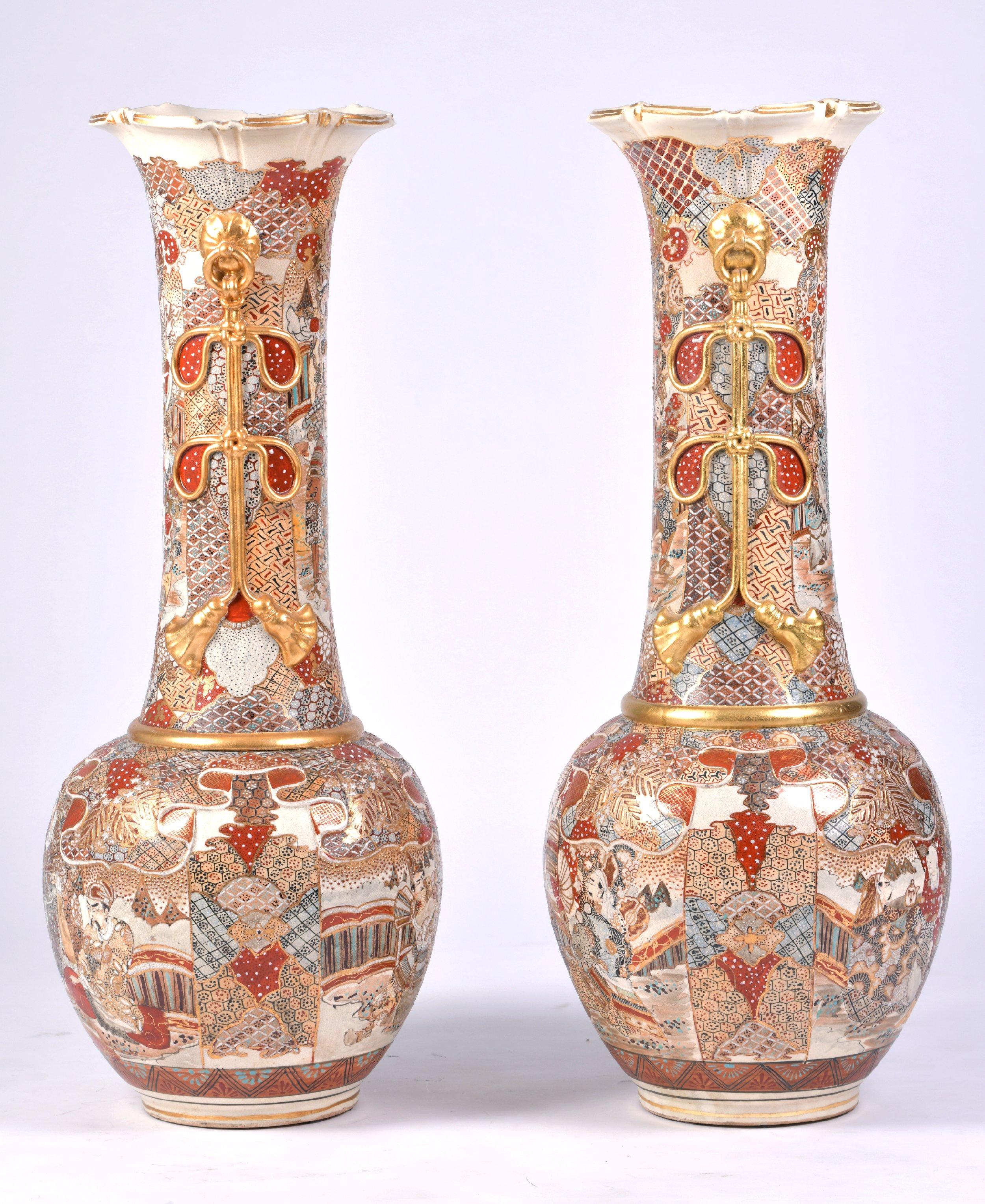 Estos llamativos y hermosos jarrones japoneses de gran tamaño del siglo XIX presentan un profuso e intrincado diseño con pan de oro. Cada jarrón mide 35,6 cm de diámetro en el punto más ancho de la base y 95,2 cm de altura. Estos jarrones serían