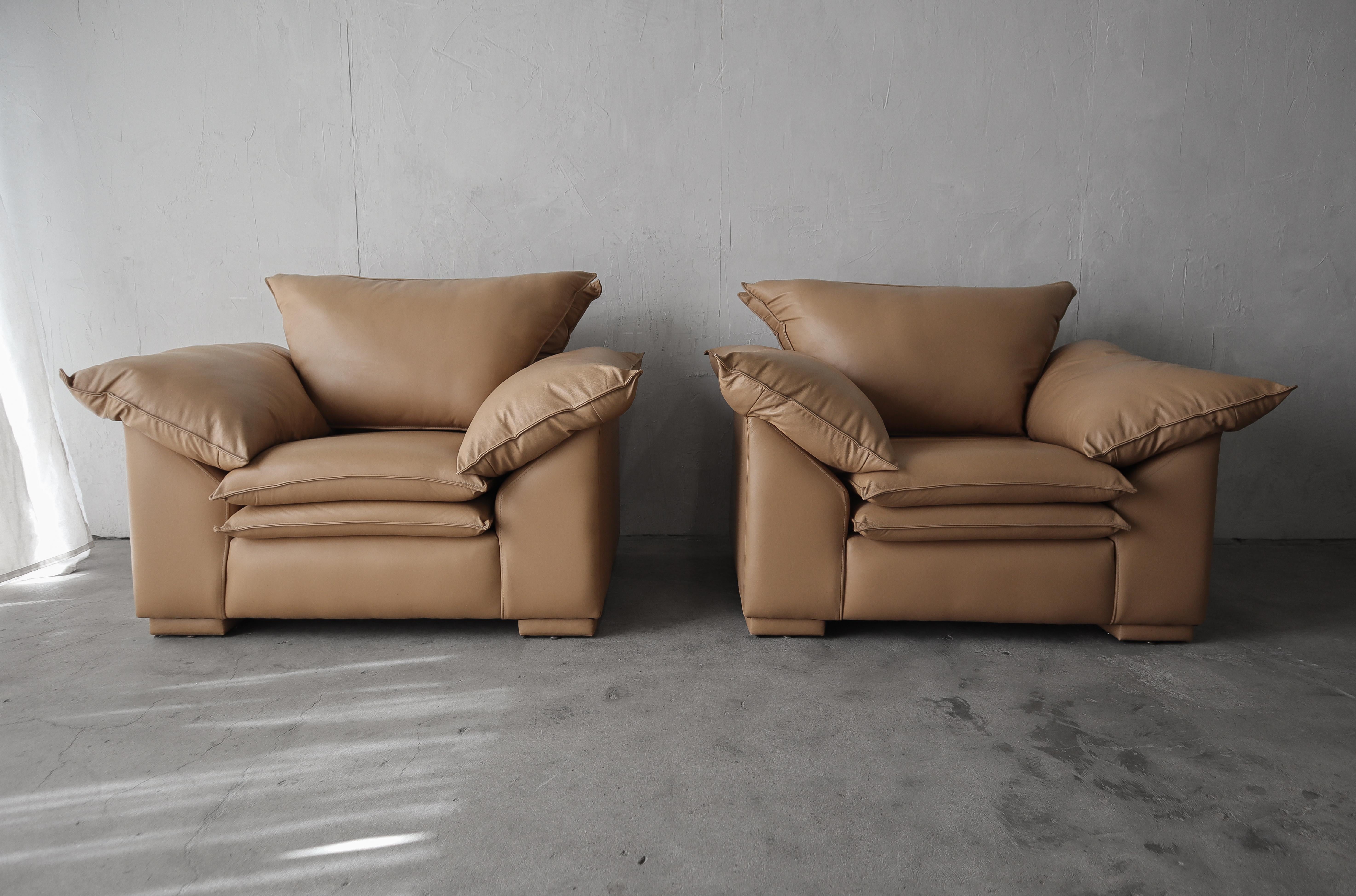 Great pair of oversized Post Modern leather lounge chairs with classic lines, in superb condition.  These chairs are the epitome of comfort.

Chairs show very little signs of use.  Installation ready.