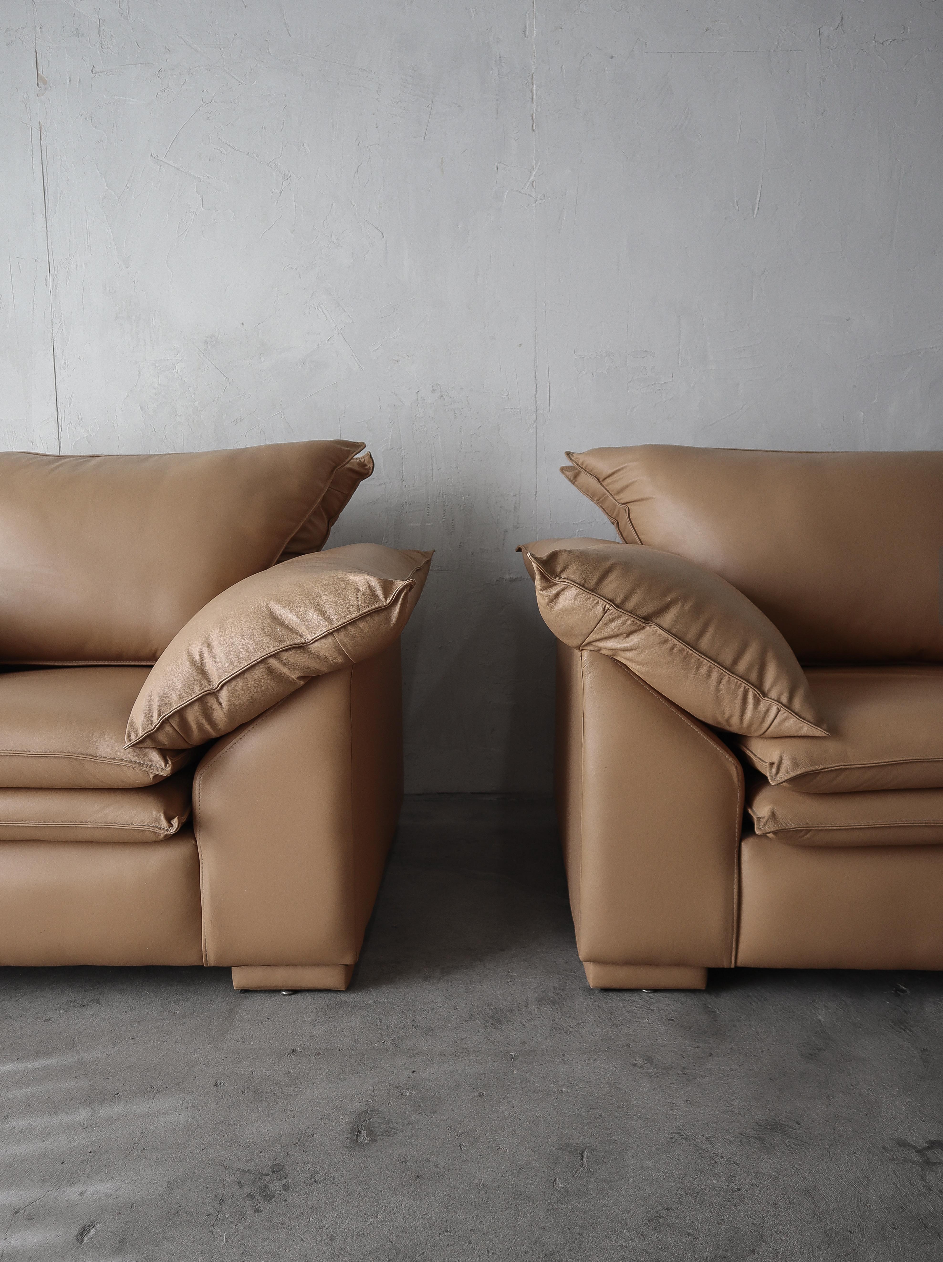 20th Century Pair of Over-Sized Post-Modern Leather Lounge Chairs For Sale