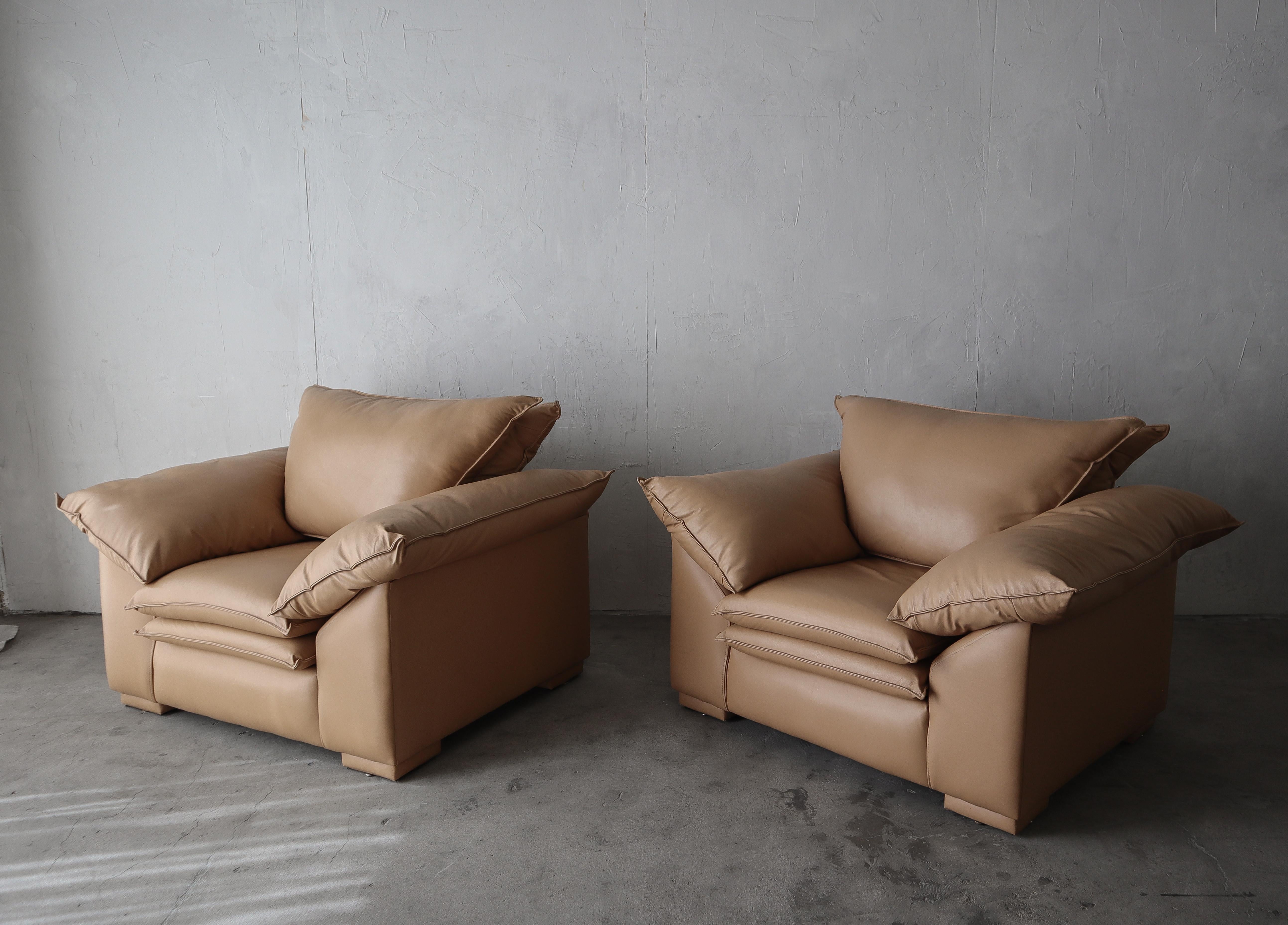 20ième siècle Paire de chaises longues postmodernes surdimensionnées en cuir en vente