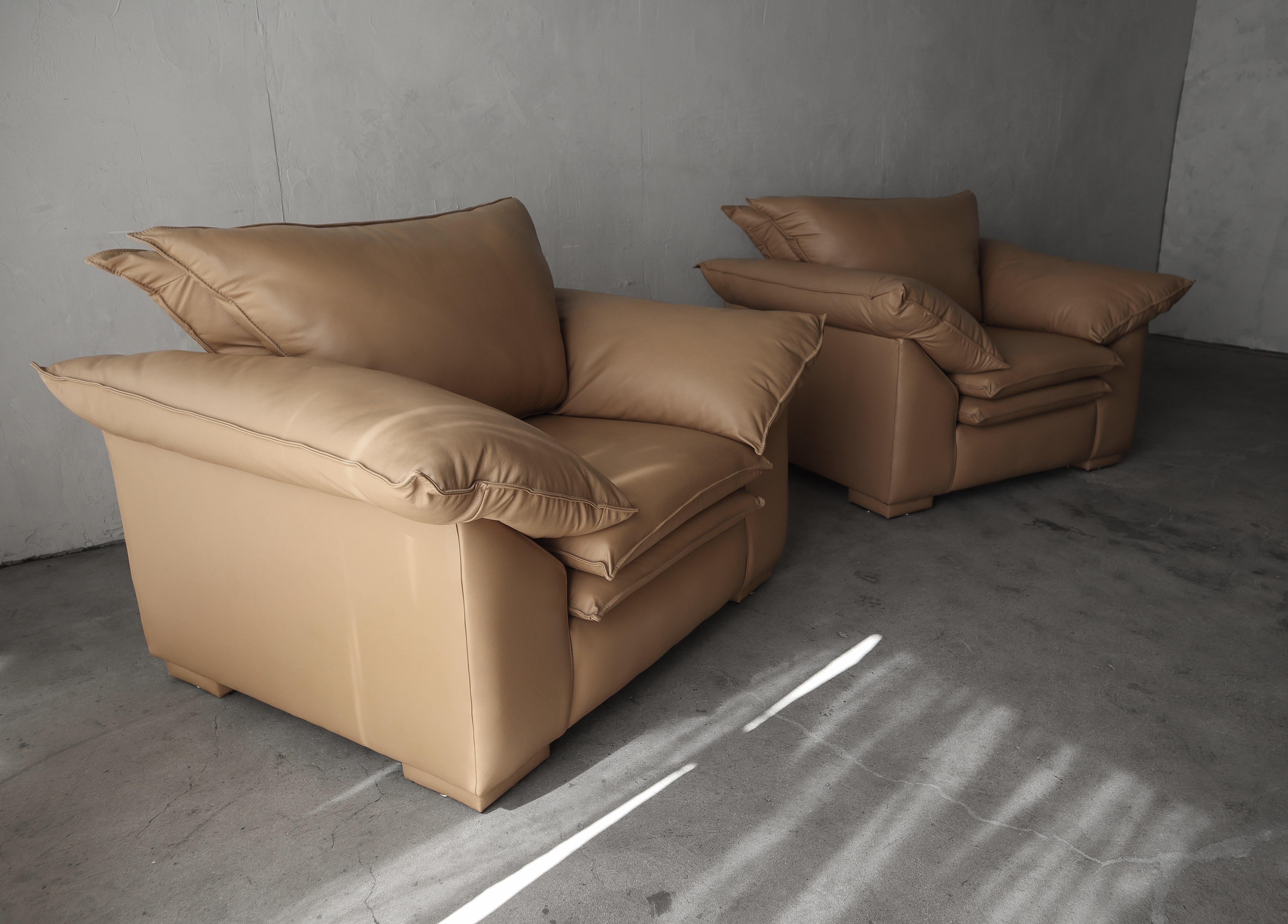 Pair of Over-Sized Post-Modern Leather Lounge Chairs For Sale 2