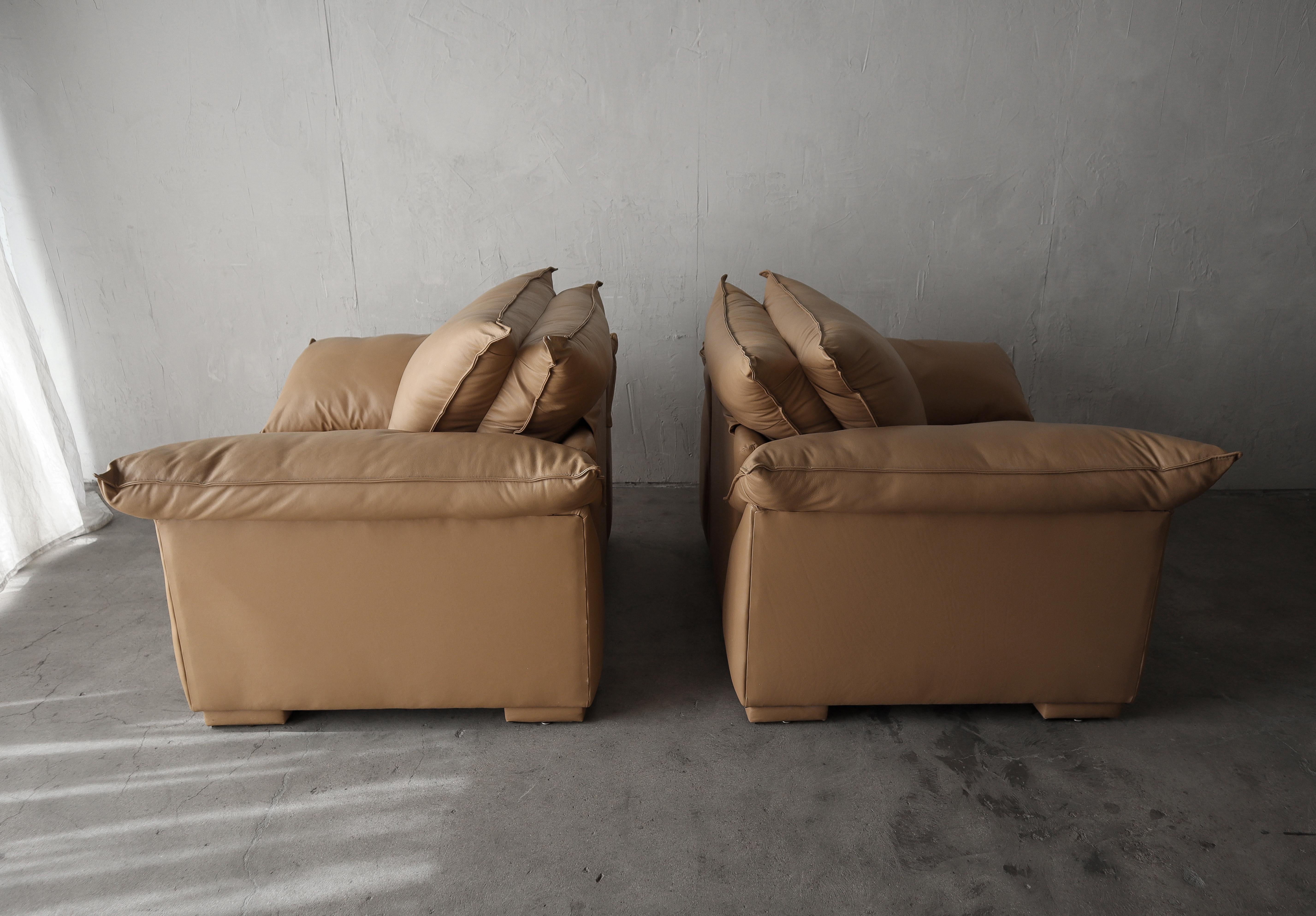 Pair of Over-Sized Post-Modern Leather Lounge Chairs For Sale 3