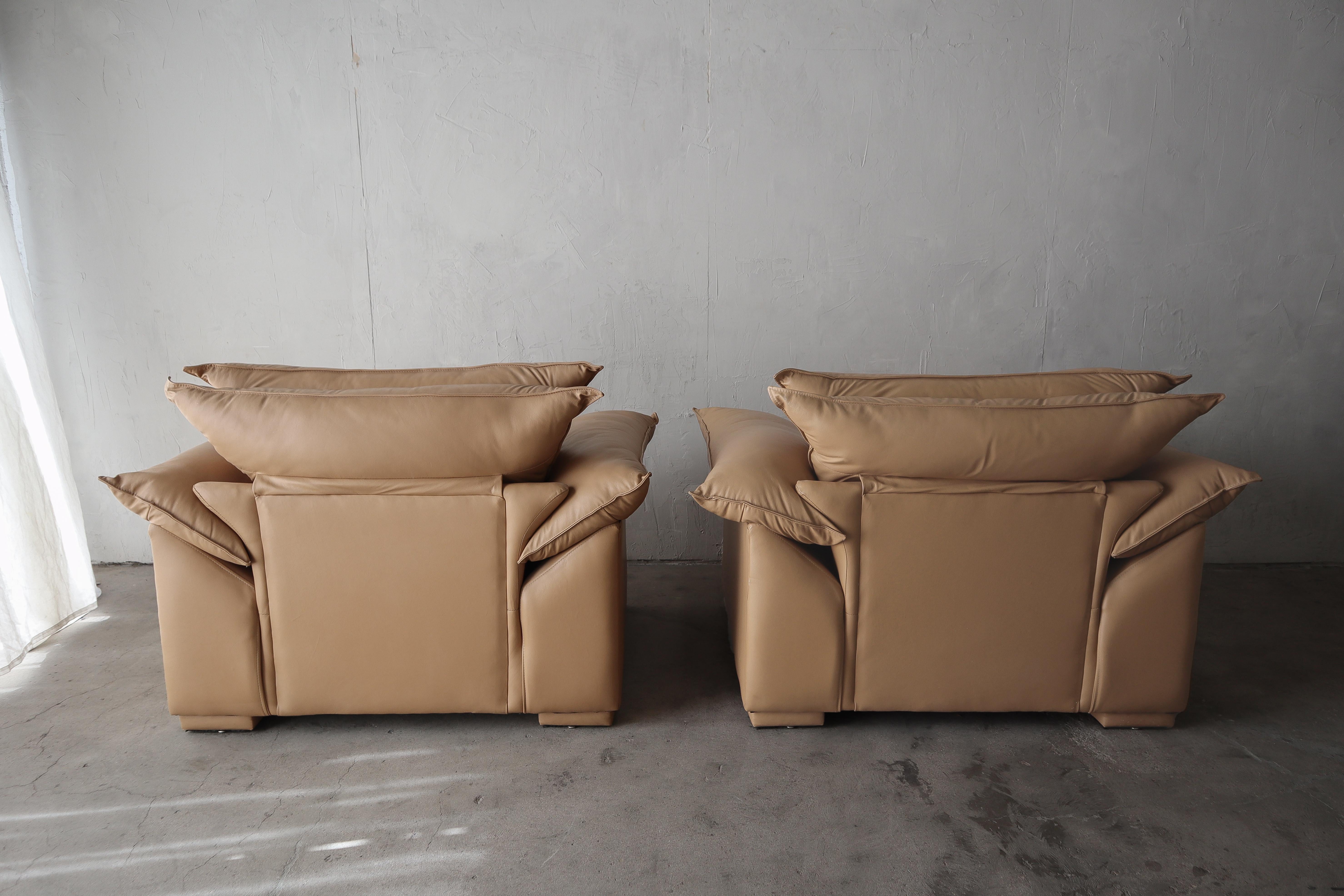 Pair of Over-Sized Post-Modern Leather Lounge Chairs For Sale 4