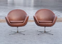 Paar Overman Brown Leatherette & Chrome Swivel Club oder Lounge Chairs Sweden