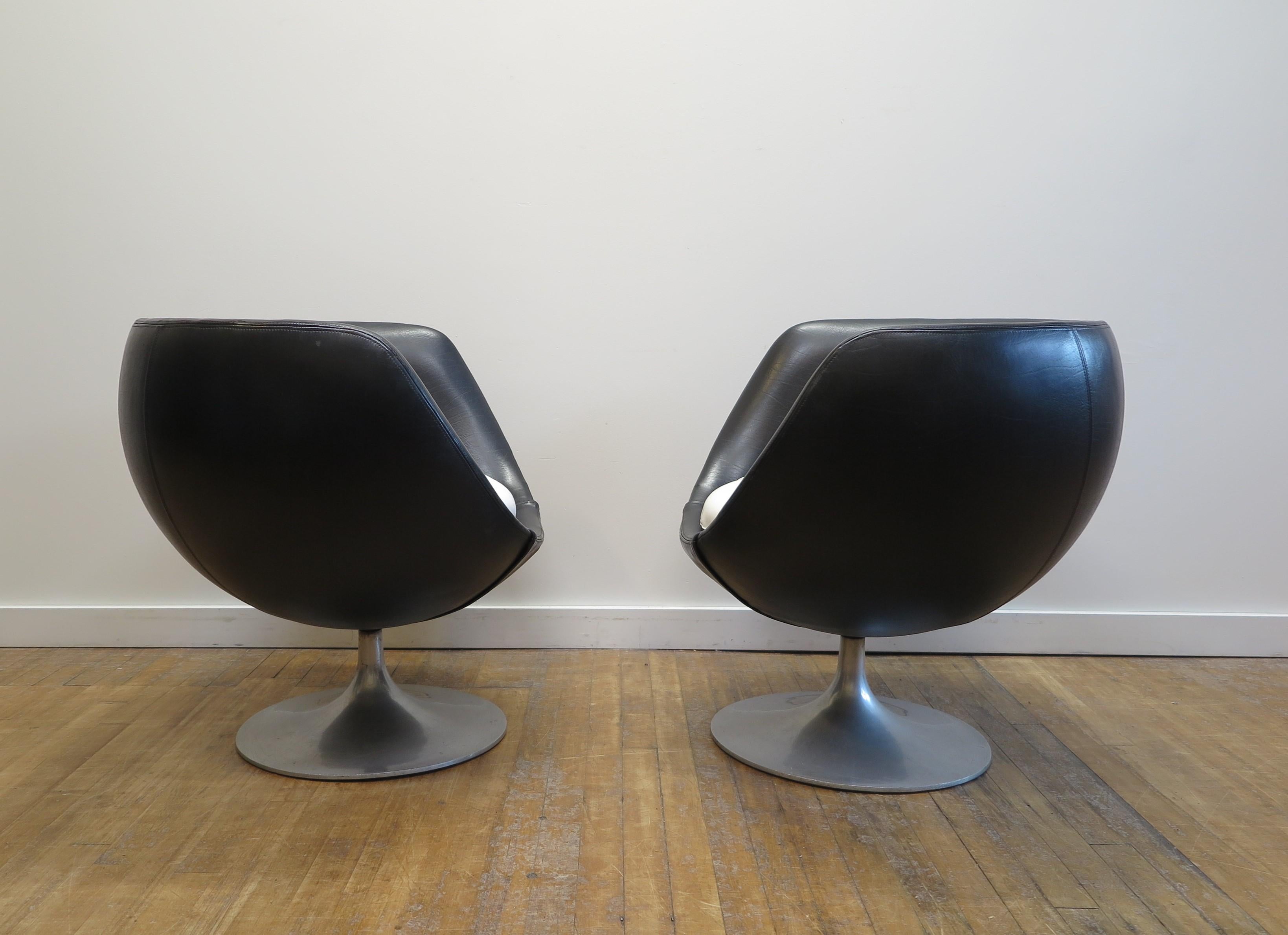 Mid-Century Modern Pair of Overman Pod Chairs For Sale