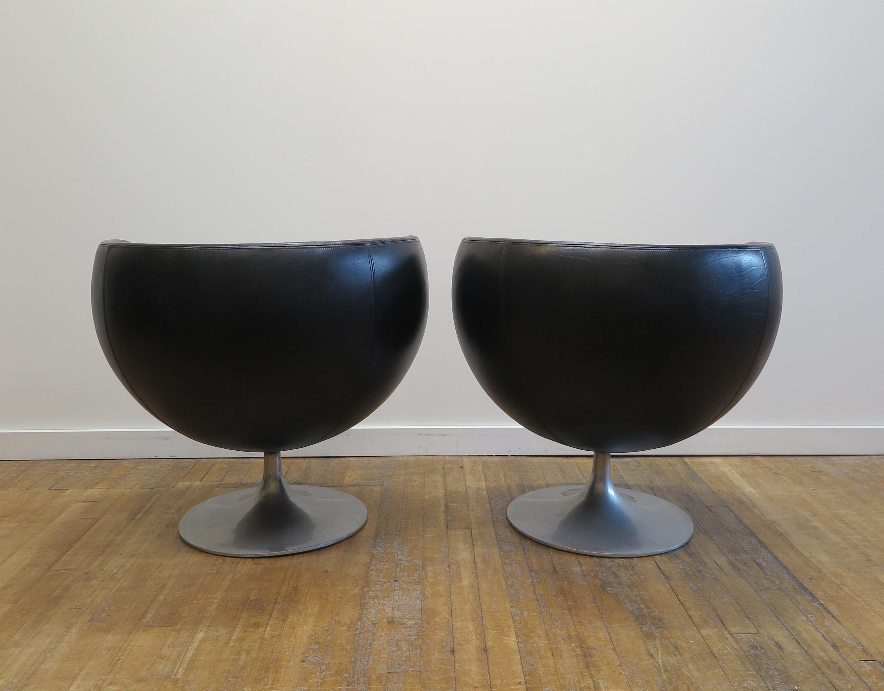 Pair of Overman Pod Chairs In Good Condition For Sale In New York, NY