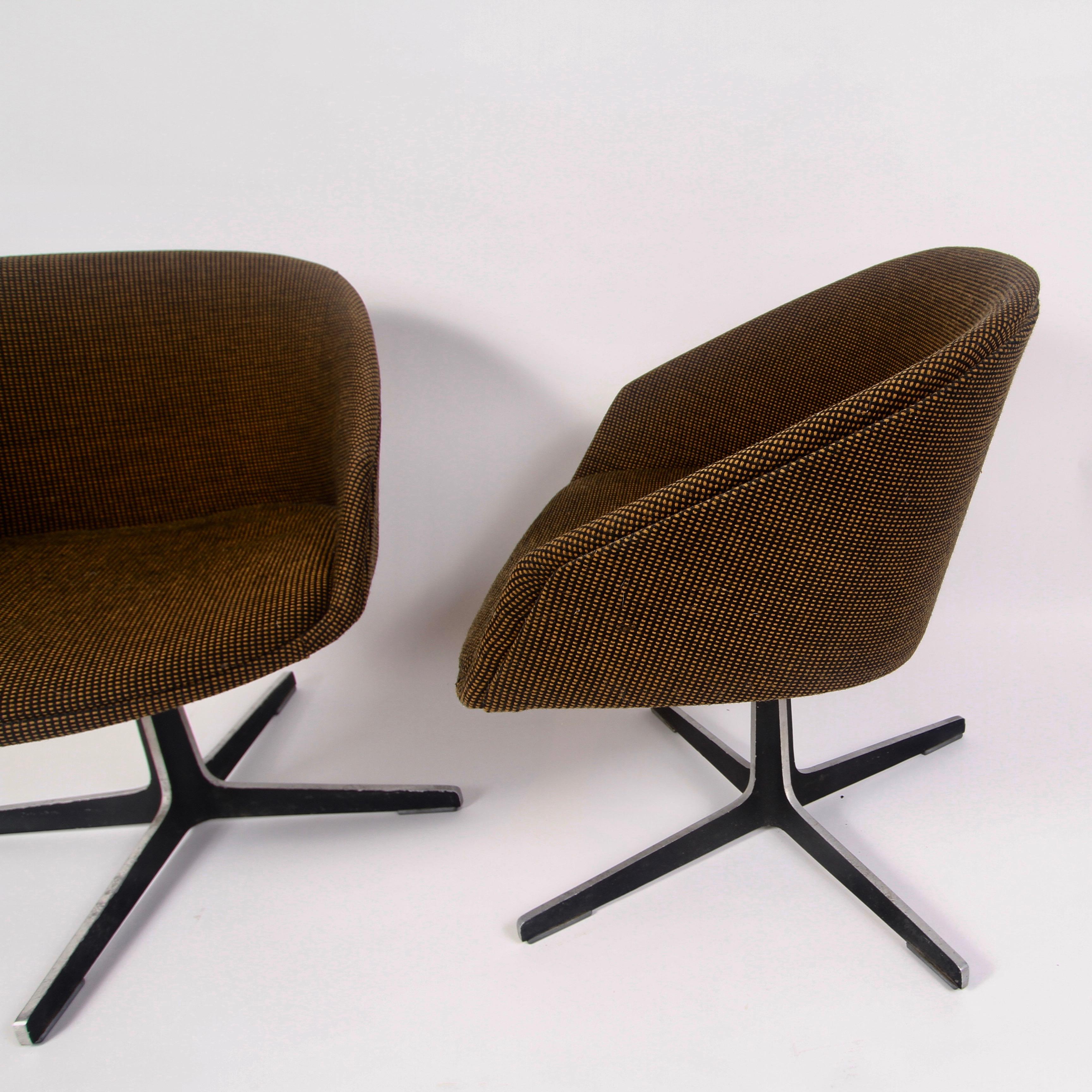 Mid-Century Modern Pair of Overman Style Pod Swivel Chairs For Sale
