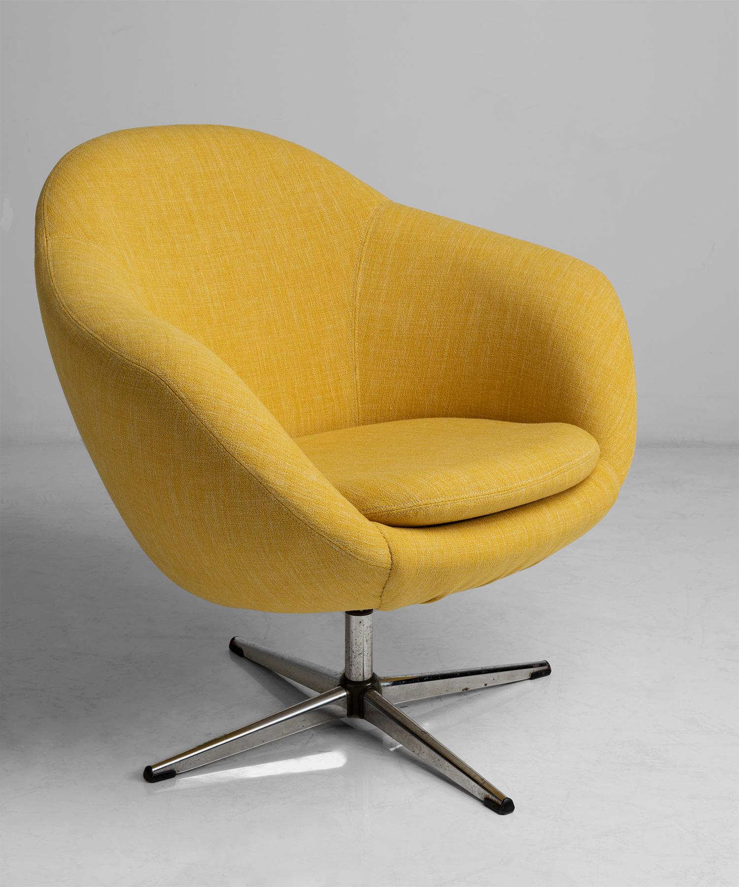 American Pair of Overman Swivel Chairs in Wool Blend by Maharam, America circa 1960