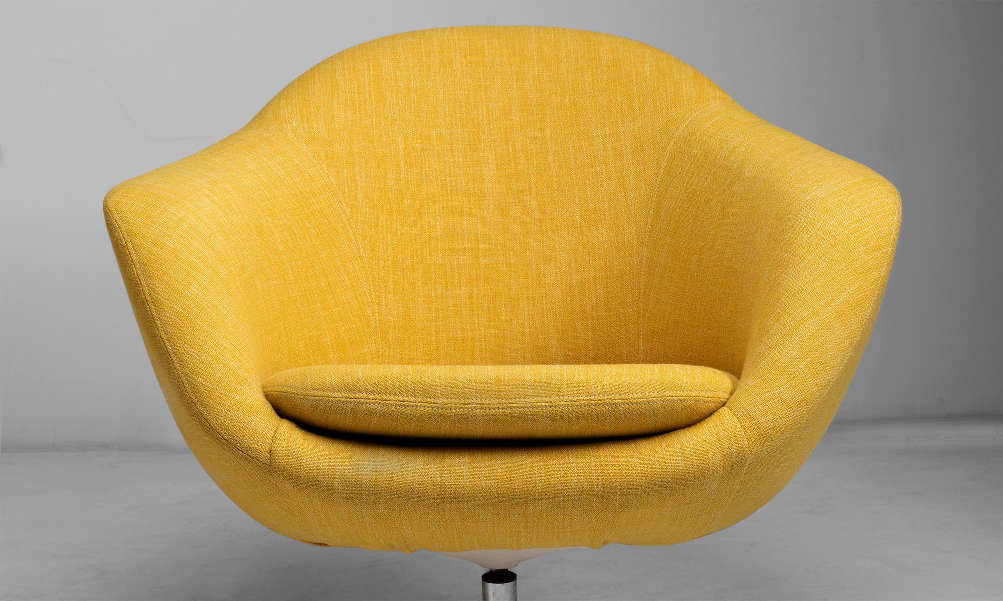 Pair of Overman Swivel Chairs in Wool Blend by Maharam, America circa 1960 In Good Condition In Culver City, CA