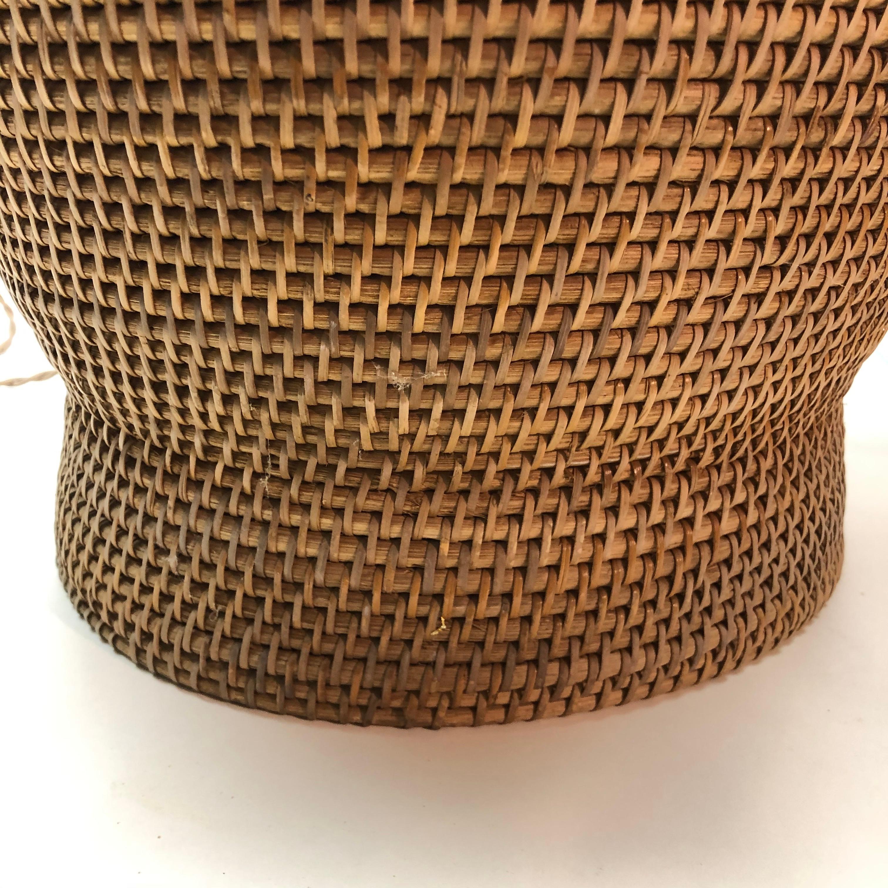 Coppia di lampade oversize in rattan con trama a cesto in vendita 5