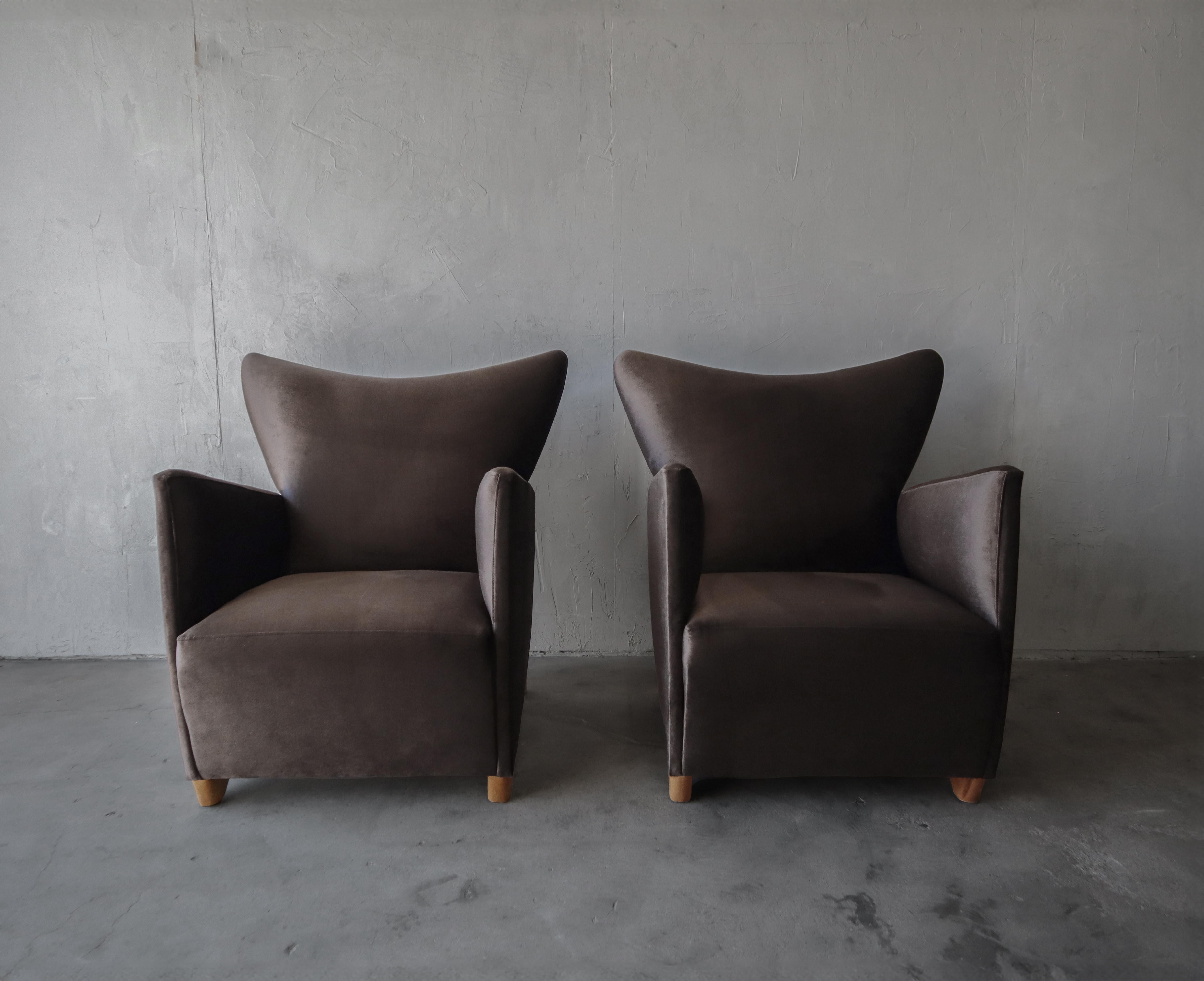 Absolut atemberaubendes Paar Loungesessel im Art-déco-Stil. Die Linienführung dieser Stühle ist unglaublich. Es handelt sich um größere Stühle, die zu echten Statement-Sitzmöbeln werden.

Es war etwas schwierig, sie in ihrer ganzen Pracht