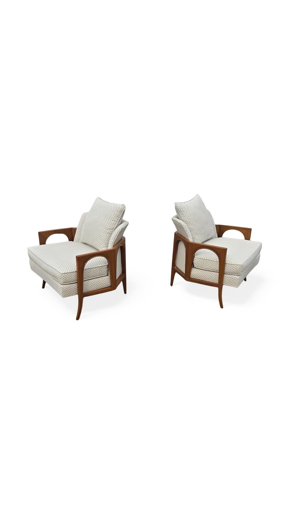 Mid-Century Modern Pair of Oversized Billy Haines Style Sculpted Lounge Chairs For Sale