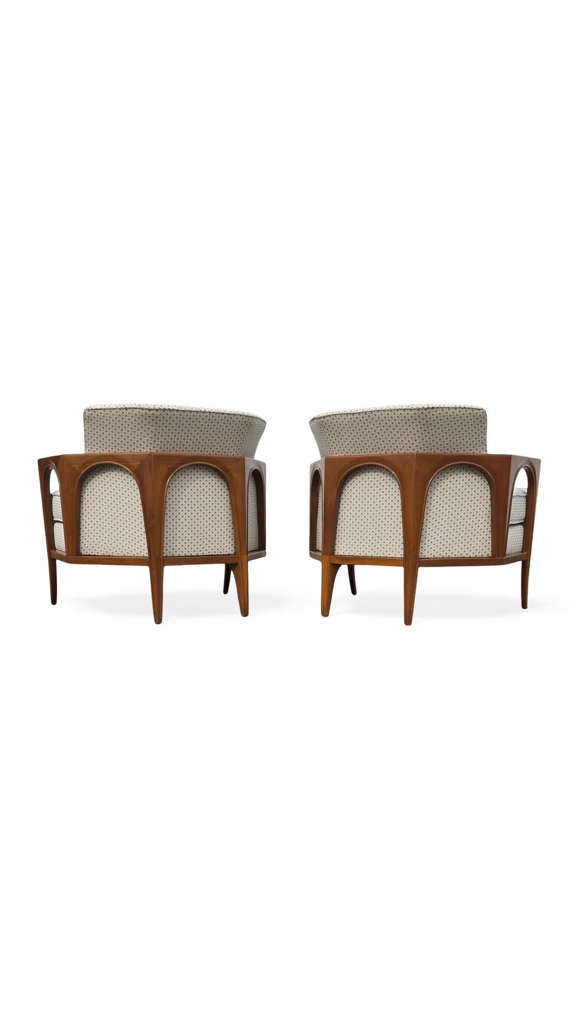 20th Century Pair of Oversized Billy Haines Style Sculpted Lounge Chairs For Sale