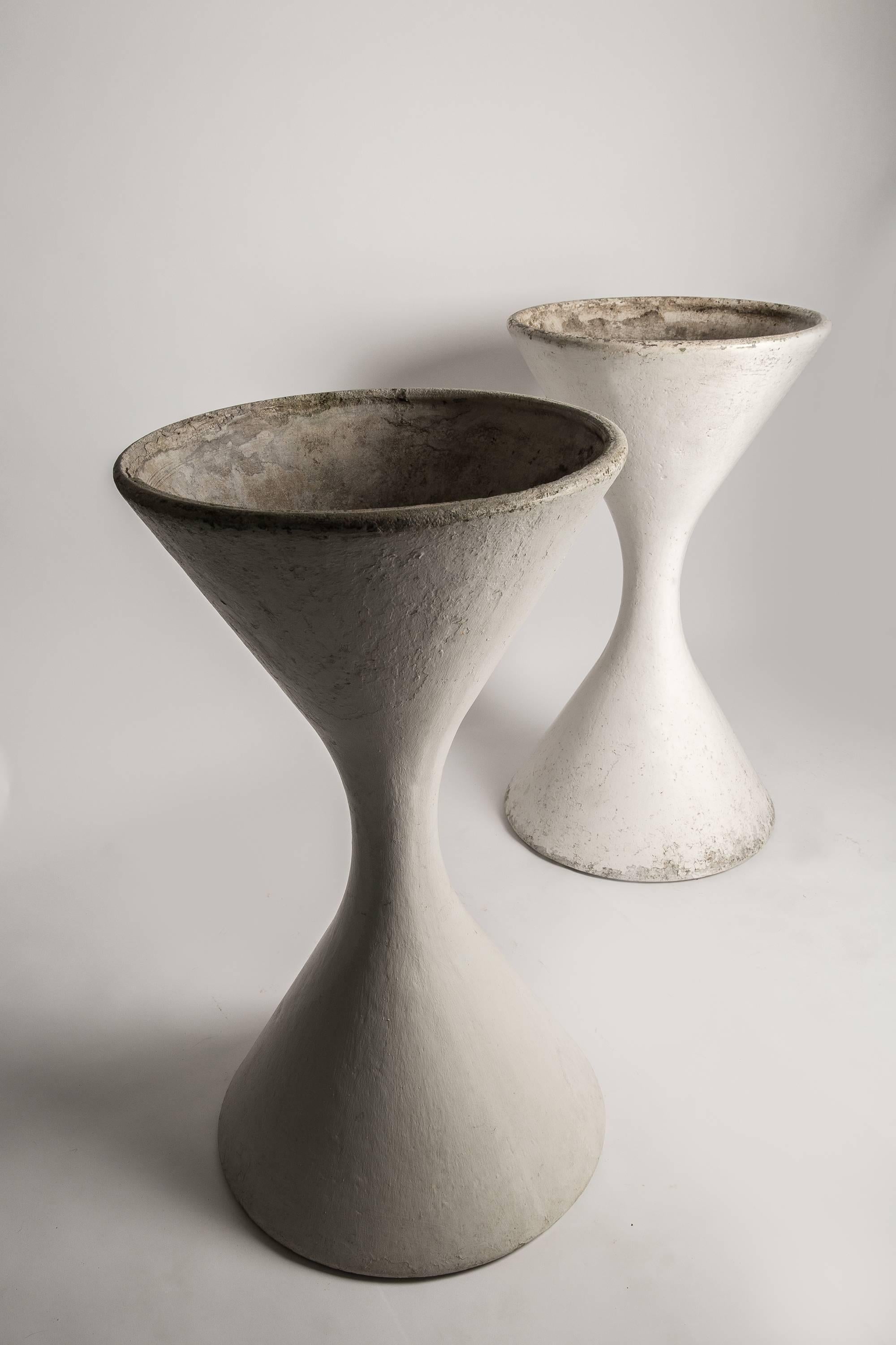 Pair of generously proportioned white sculptural planters, designed by Willy Guhl for Eternit AG, Switzerland. Signed with original Eternit label. They retain their wonderful original patina.