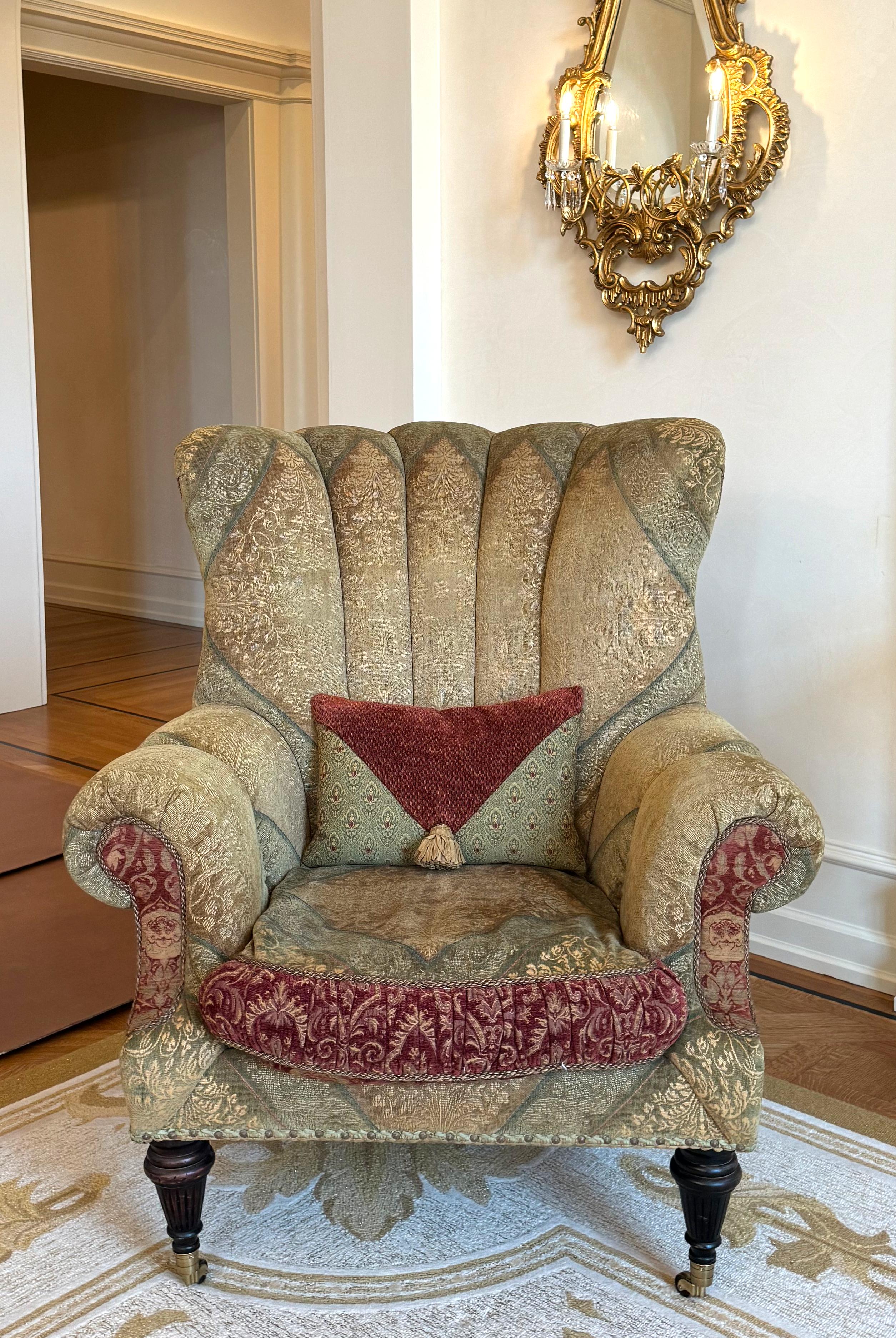 Coppia di poltrone oversize d'ispirazione inglese
Ogni schienale curvo con braccioli arrotolati verso l'esterno che centrano una seduta imbottita, gambe affusolate scanalate non circolari, con rotelle in ottone; rivestimento in broccato pesante