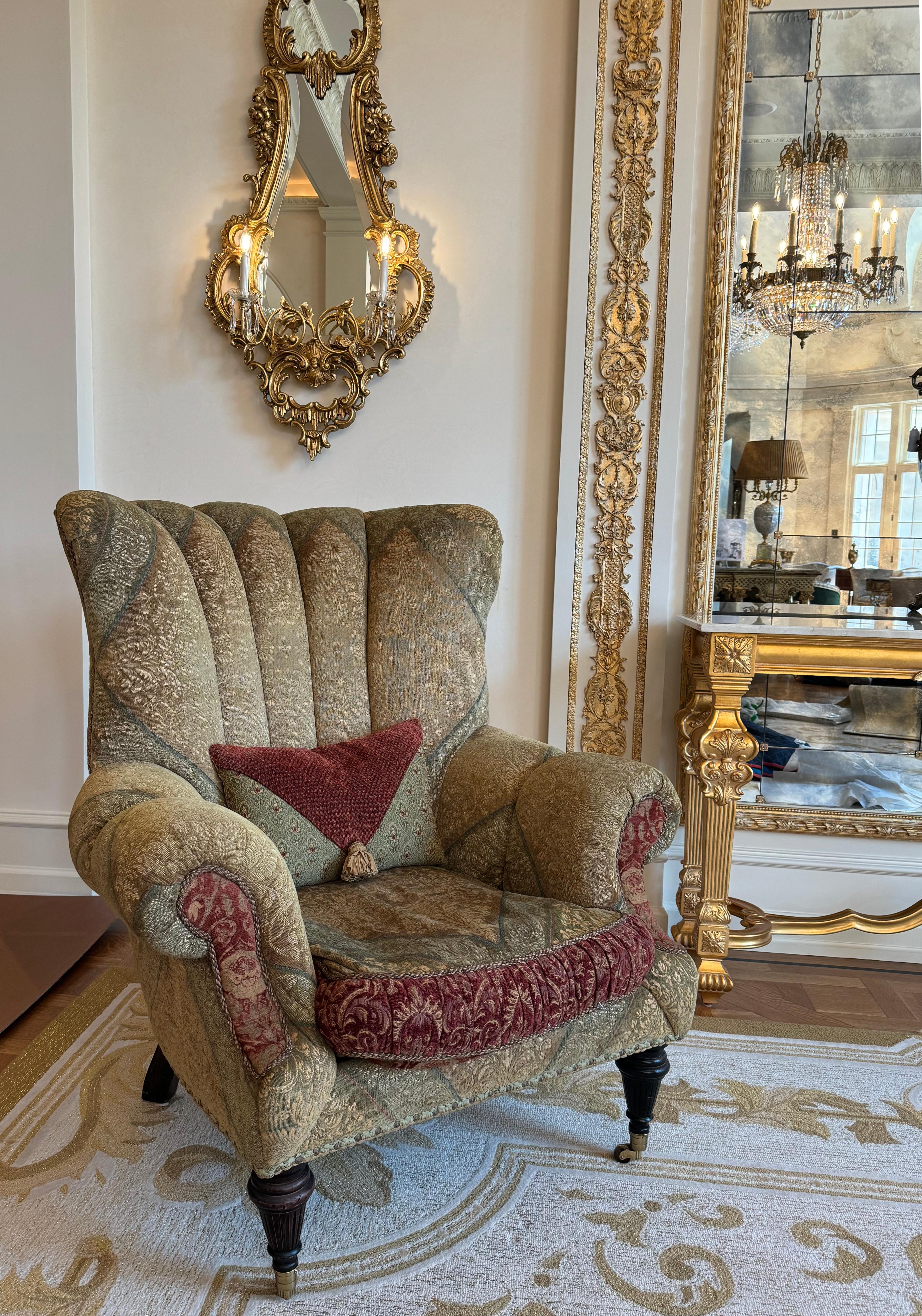 Ottone Coppia di poltrone oversize d'ispirazione inglese in vendita