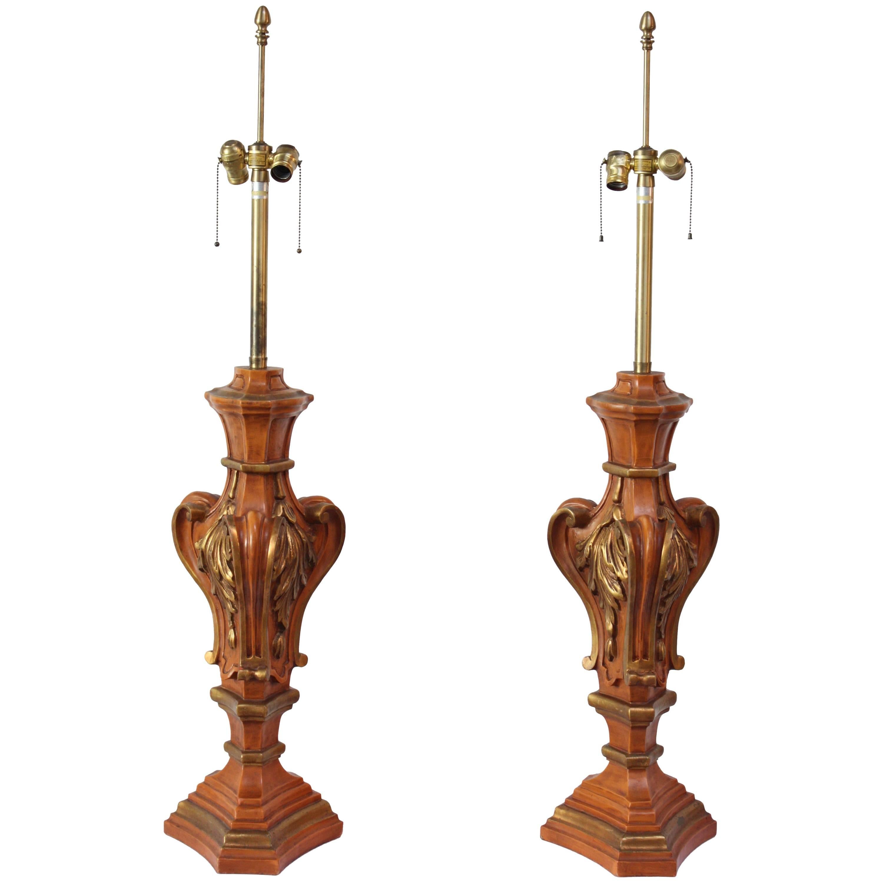 Pareja de lámparas de mesa sobredimensionadas talladas y doradas del Hollywood Regency, de Marbro en venta
