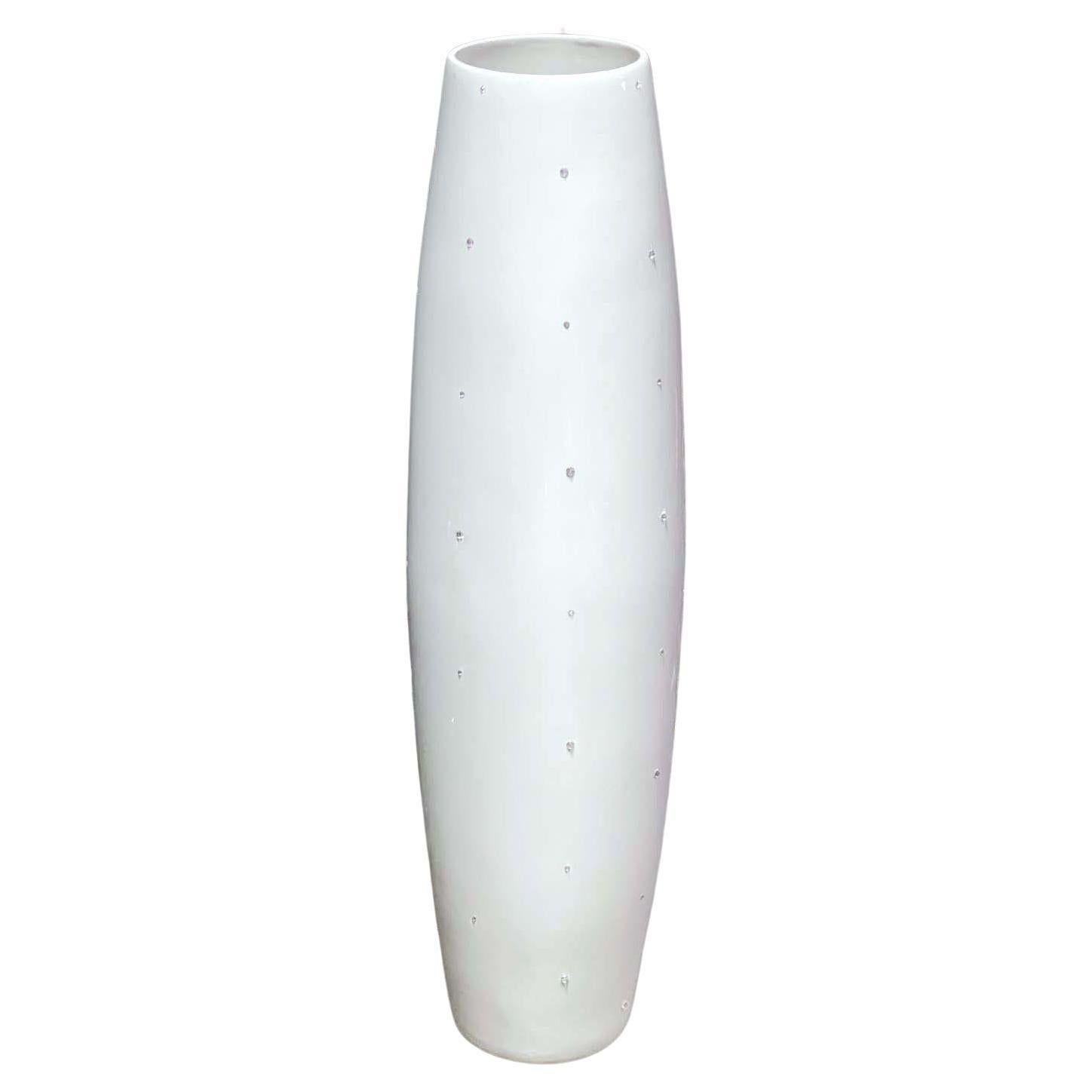 Paire de vases vintage surdimensionnés en céramique blanche avec des pièces en cristal Swarovski. Fabriqués en Italie, vers les années 1980.
Dimensions :.