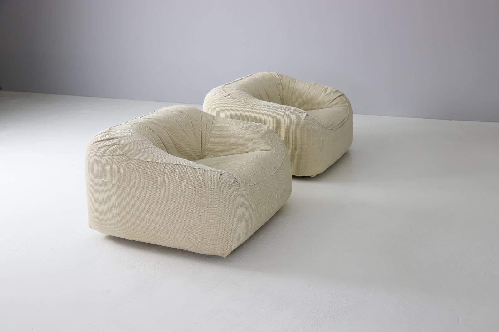 Fabric Pair of Oversized Italian Lounge Chairs, 1970s For Sale