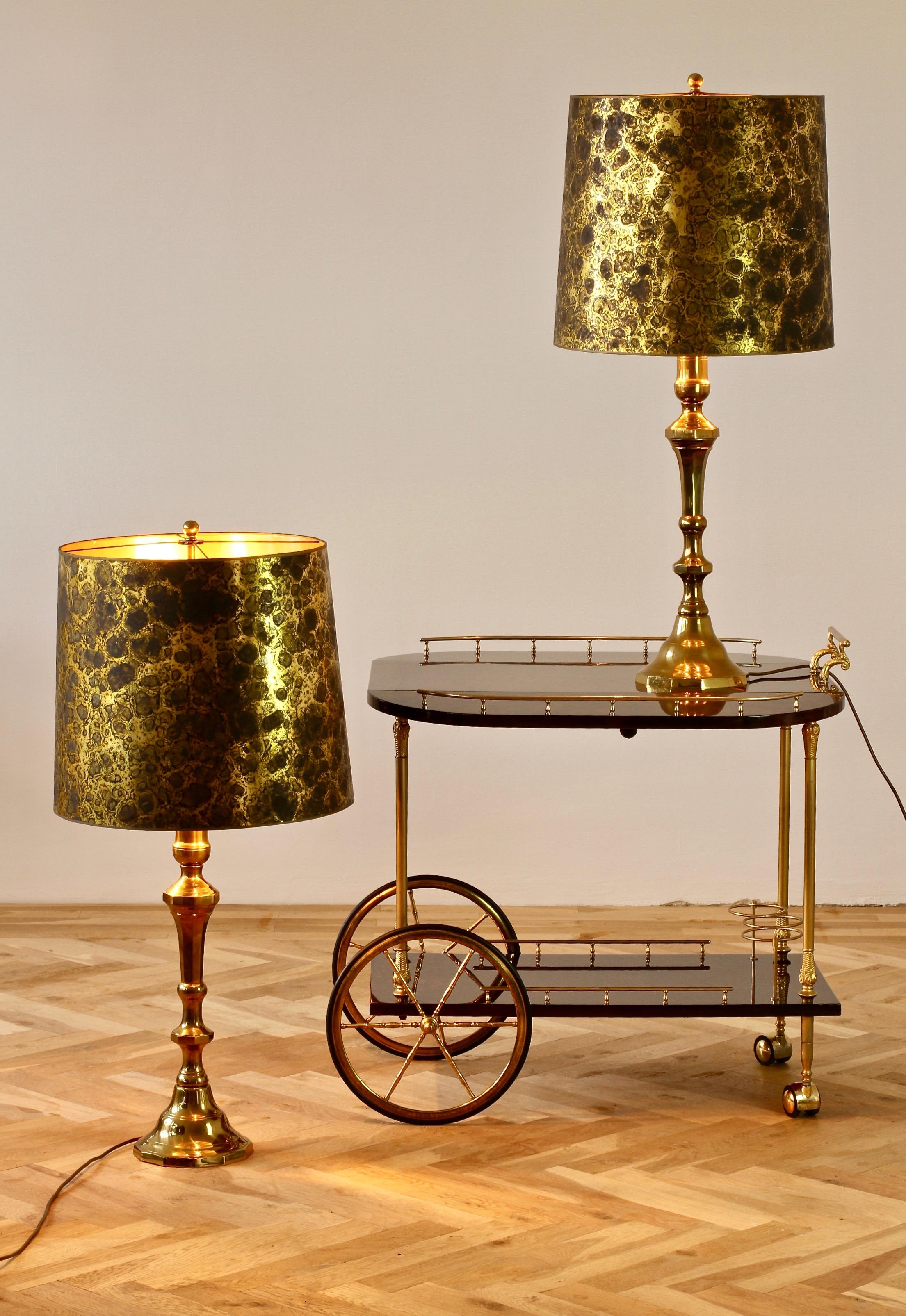 Paire de grandes lampes de table surdimensionnées en laiton coulé massif du milieu du siècle dernier en vente 12