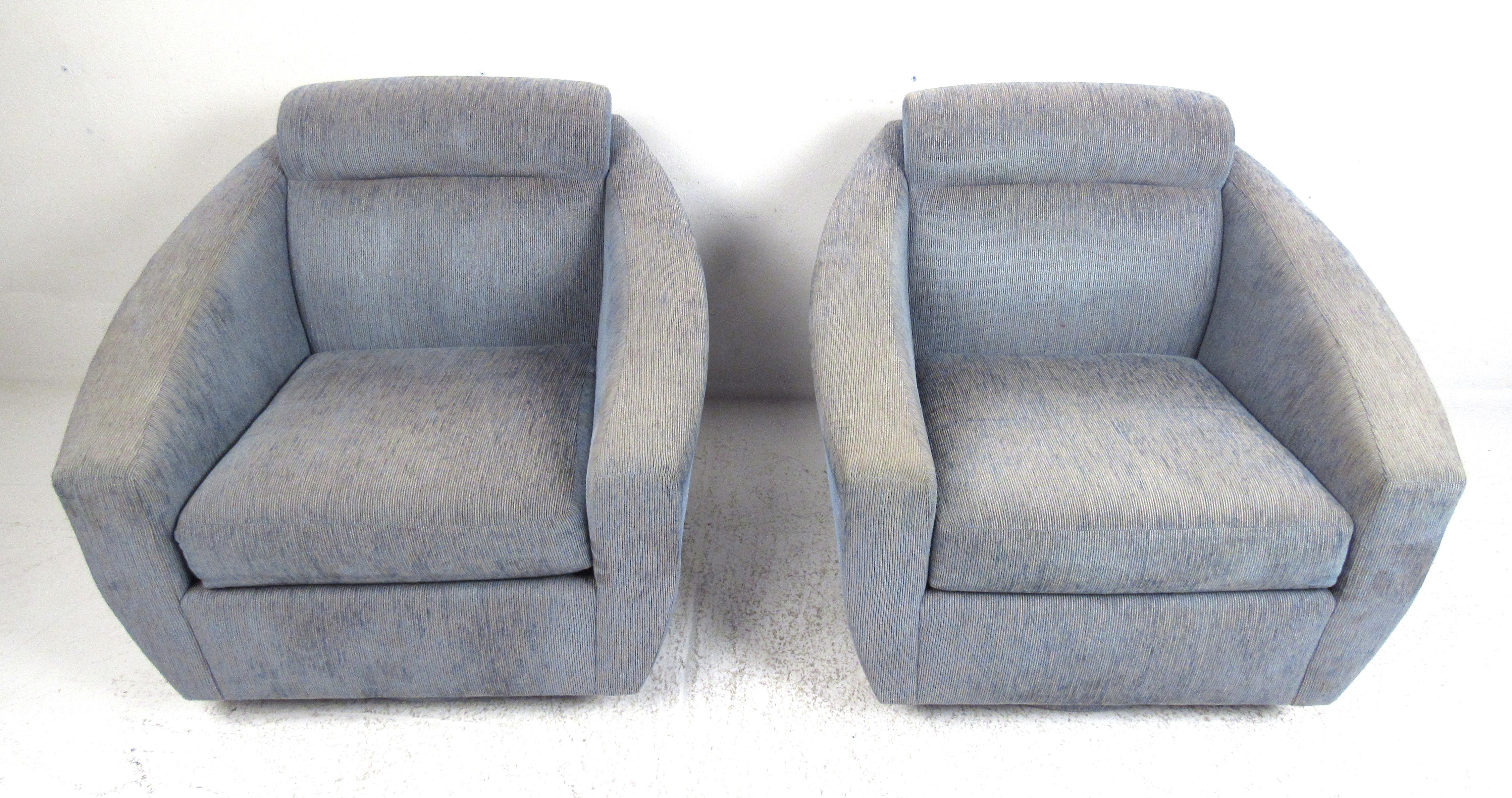 Ein Paar übergroße Modern Swivel Lounge Chairs (Moderne) im Angebot