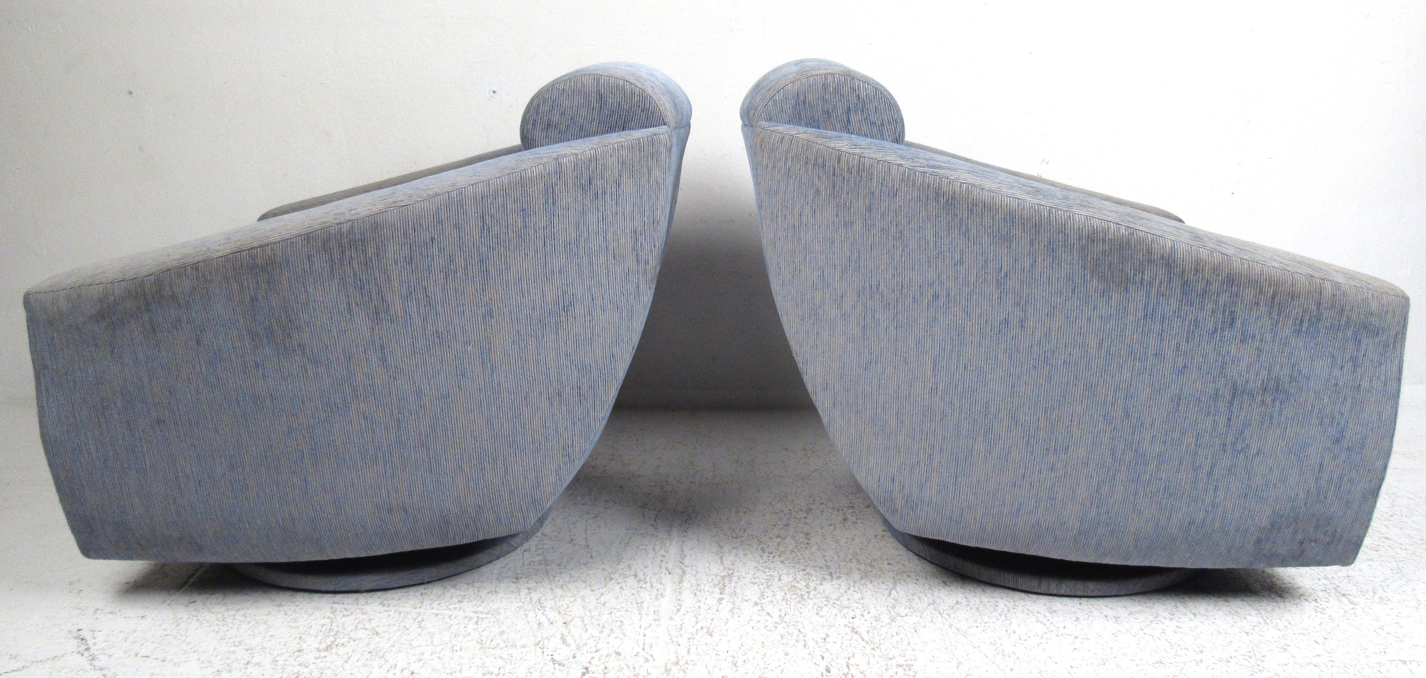 Pair of Oversized Modern Swivel Lounge Chairs In Good Condition For Sale In Brooklyn, NY