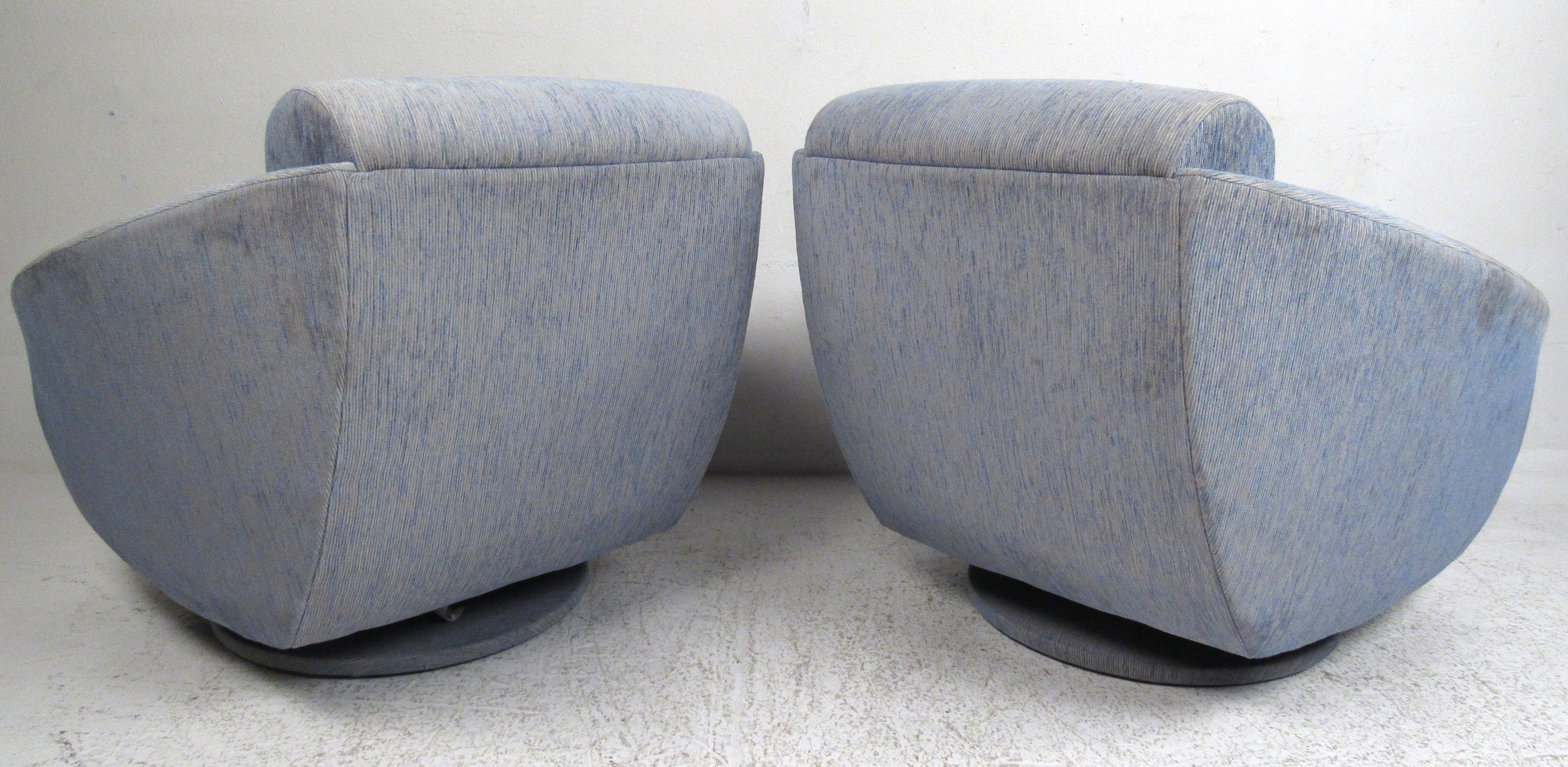 Contemporary Pair of Oversized Modern Swivel Lounge Chairs For Sale