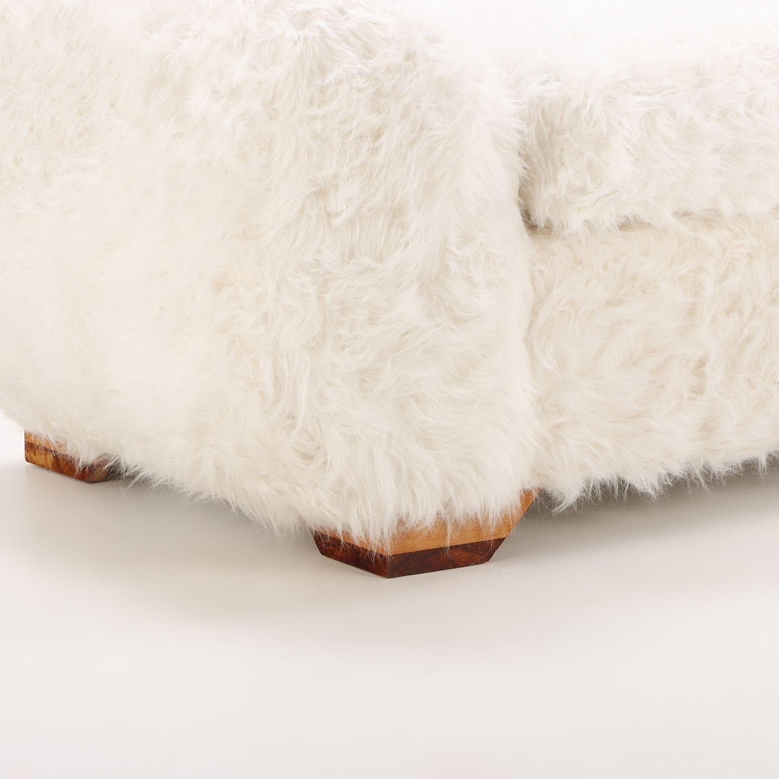 Fausse fourrure Paire de chaises surdimensionnées en fausse peau de chèvre Off-White en vente