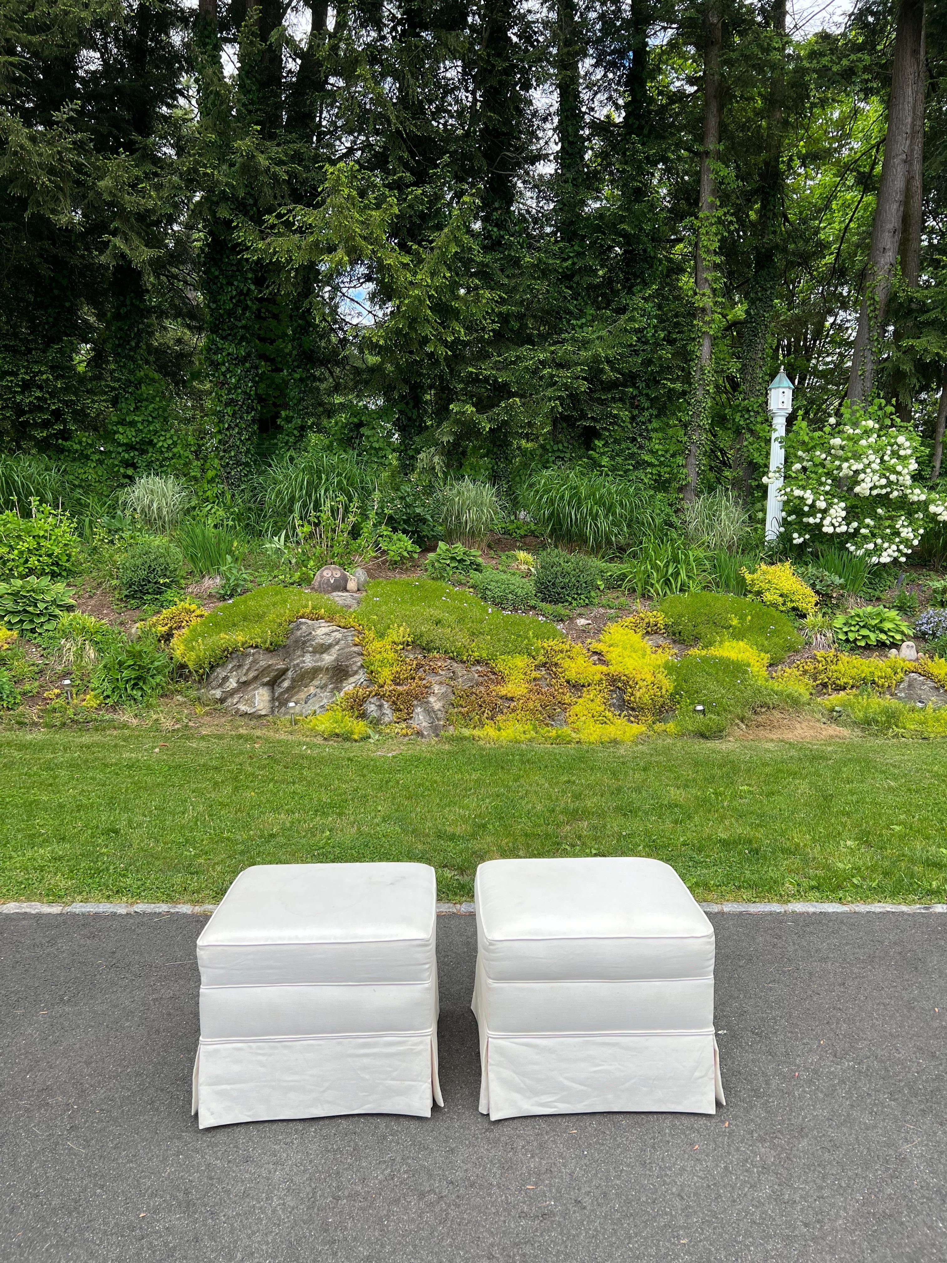 Coppia di ottomane quadrate oversize in cotone bianco In condizioni buone in vendita a Redding, CT